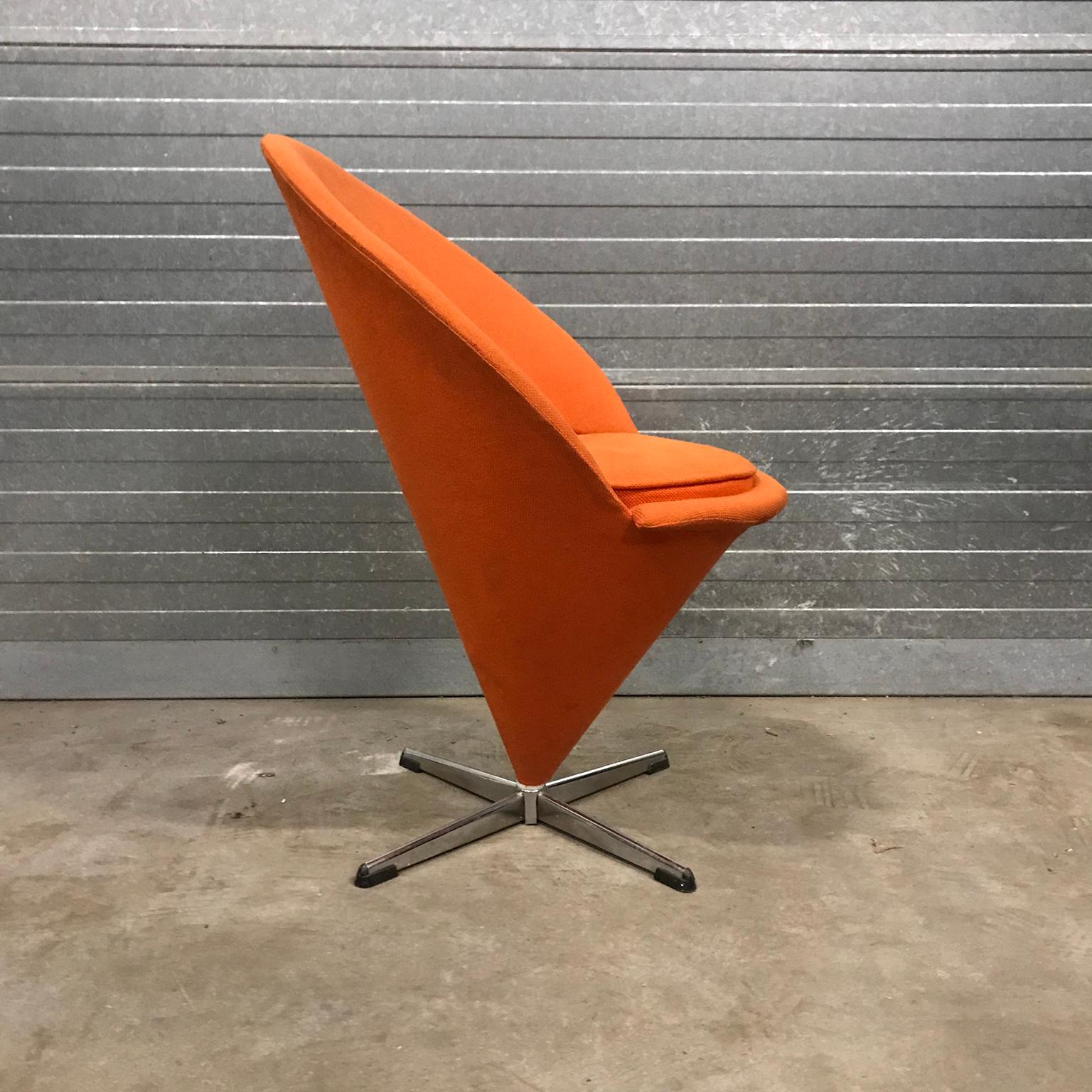 Beautiful orange cone chair. This Cone chair has a vibrant orange upholstery and has a cord stitched in some off the edges (pictures #1, #6 - #10). The chair shows some traces of wear like some damage of the fabric (#10- #12), some light white