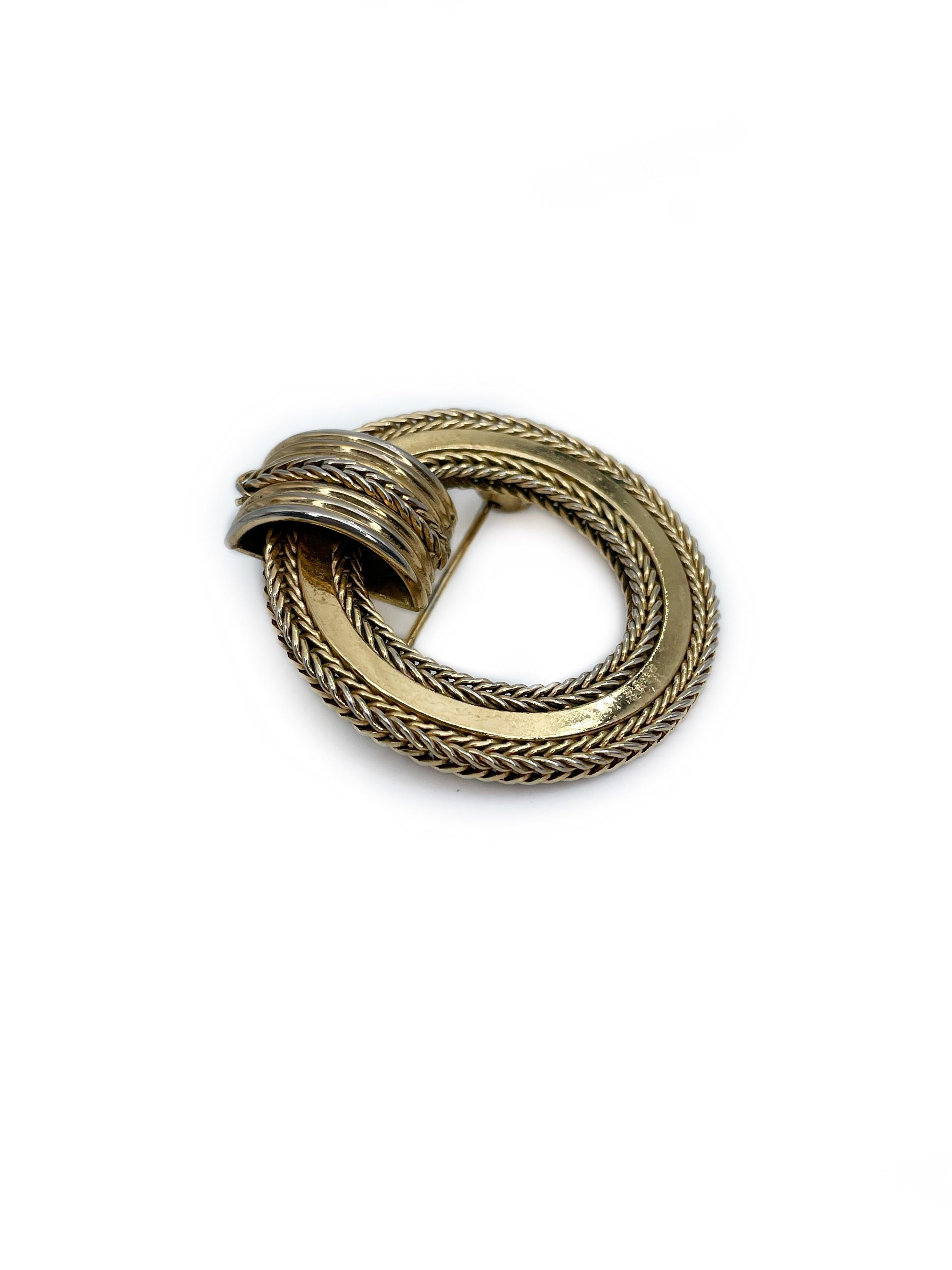 This is a minimalistic design round chain brooch designed by Christian Dior. The piece is gold plated. It is made in 1958. 

Markings: “Chr. Dior © 1958” (shown in photos).

Size: 4x3.7cm