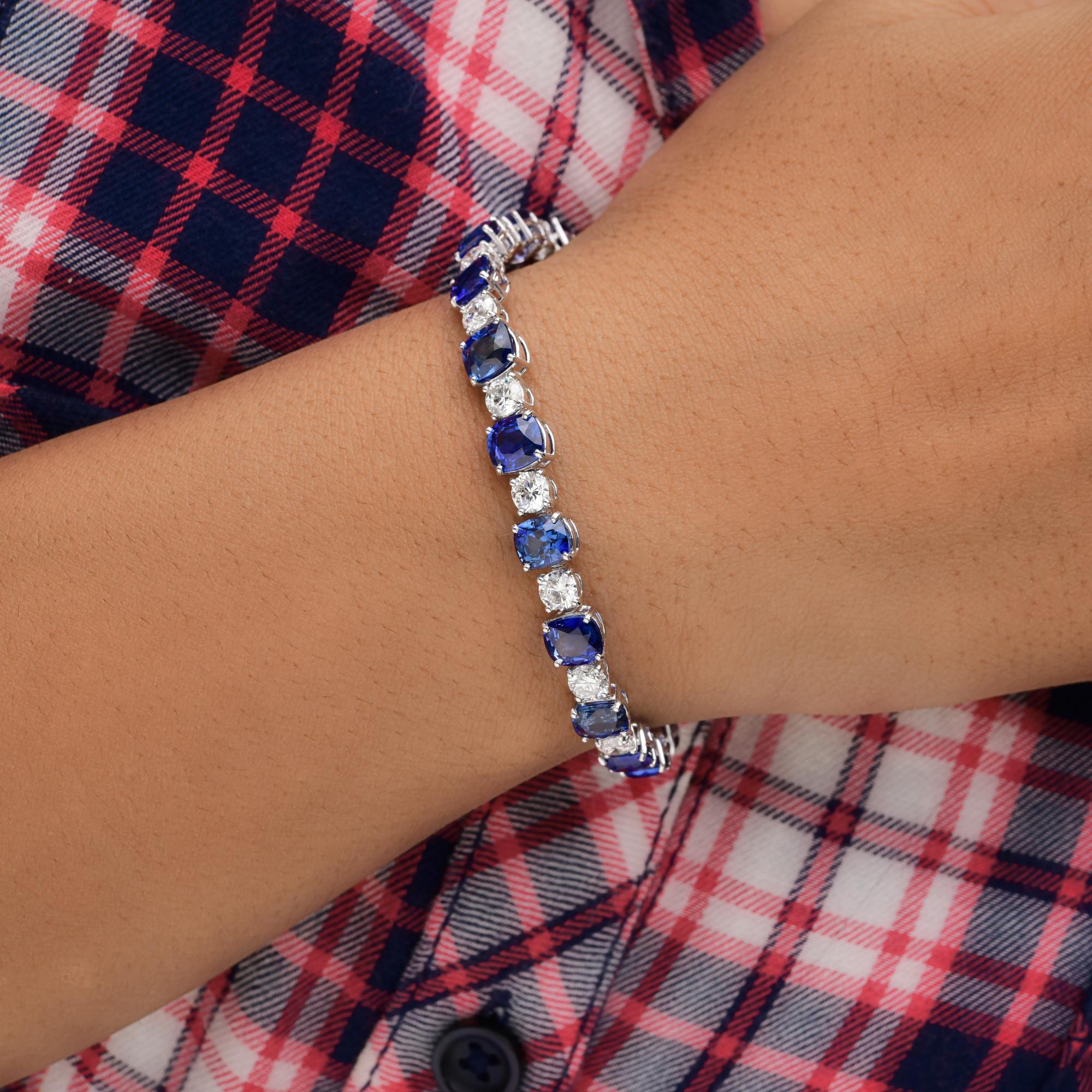 Zafiro azul de 19,58 quilates y pulsera de tenis con diamantes de 4,71 quilates en oro blanco de 14 quilates  
Esta pulsera presenta una línea continua de zafiros talla cojín azul real que alternan con deslumbrantes diamantes talla brillante
