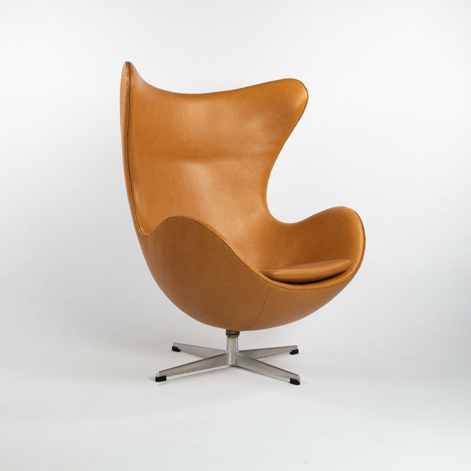 1959 Arne Jacobsen for Fritz Hansen Egg Chair & Ottoman in Tan / Cognac Leather (fauteuil et pouf en cuir) en vente 2