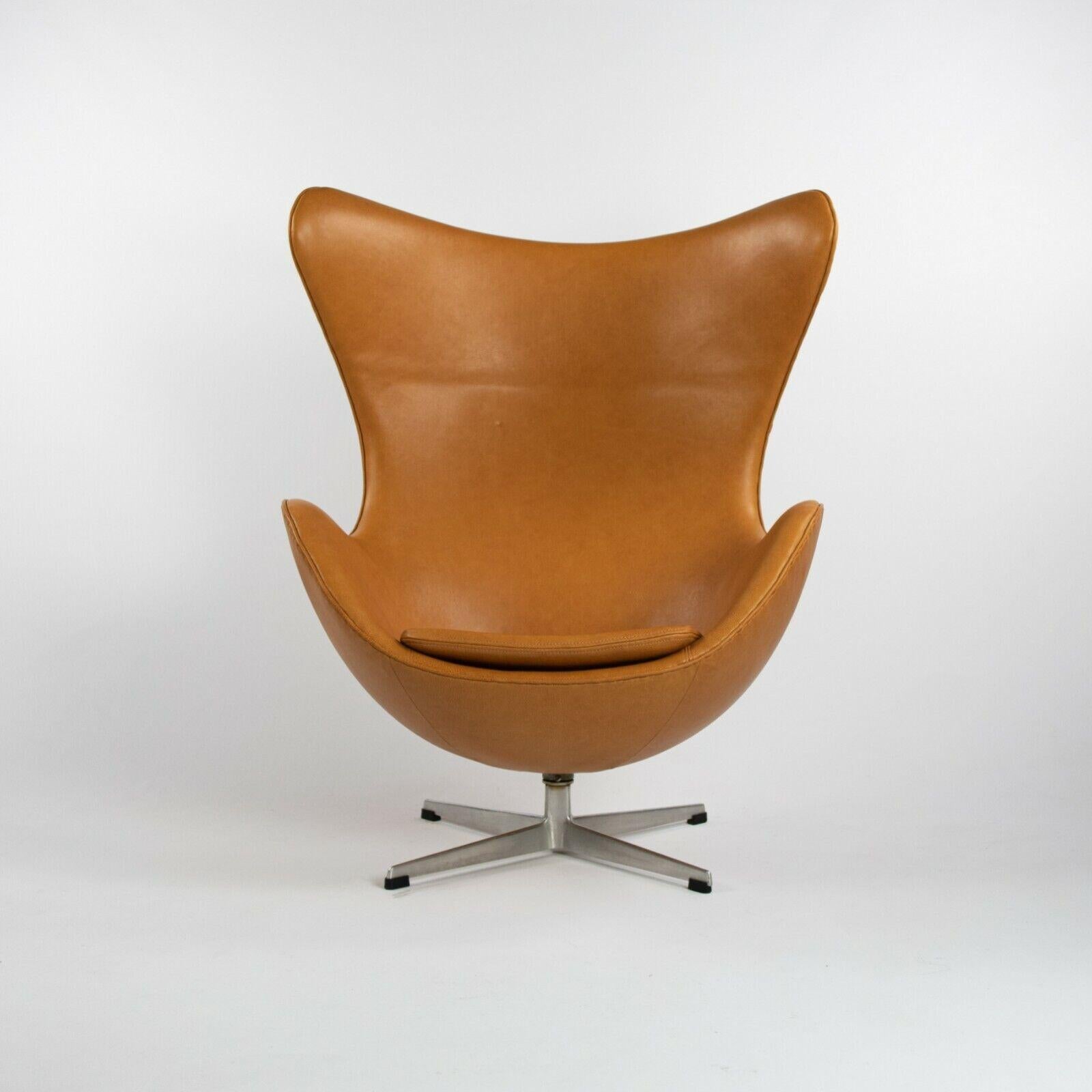 Moderne 1959 Arne Jacobsen for Fritz Hansen Egg Chair & Ottoman in Tan / Cognac Leather (fauteuil et pouf en cuir) en vente