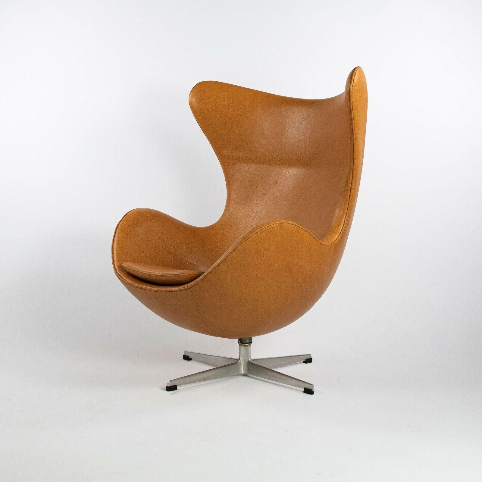 Danois 1959 Arne Jacobsen for Fritz Hansen Egg Chair & Ottoman in Tan / Cognac Leather (fauteuil et pouf en cuir) en vente