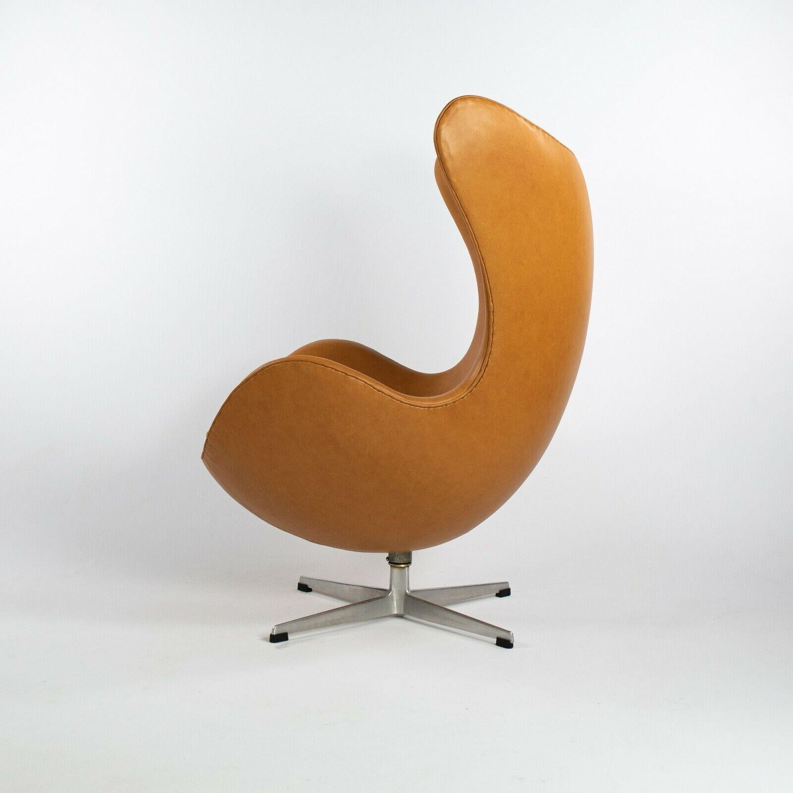 Fait main 1959 Arne Jacobsen for Fritz Hansen Egg Chair & Ottoman in Tan / Cognac Leather (fauteuil et pouf en cuir) en vente