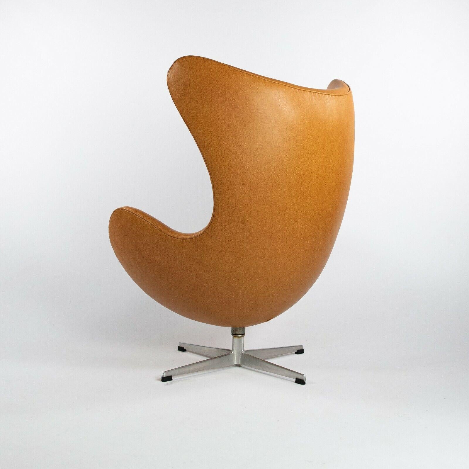 1959 Arne Jacobsen for Fritz Hansen Egg Chair & Ottoman in Tan / Cognac Leather (fauteuil et pouf en cuir) Bon état - En vente à Philadelphia, PA