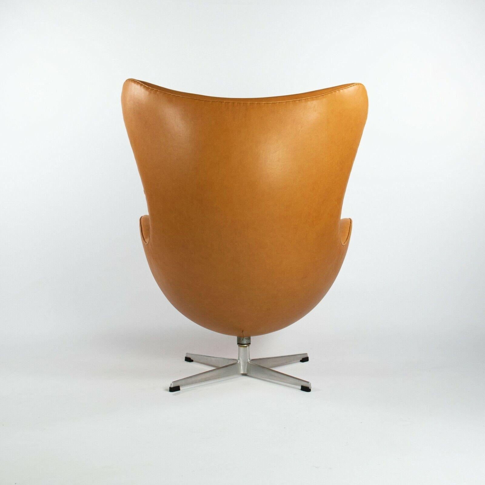 Milieu du XXe siècle 1959 Arne Jacobsen for Fritz Hansen Egg Chair & Ottoman in Tan / Cognac Leather (fauteuil et pouf en cuir) en vente