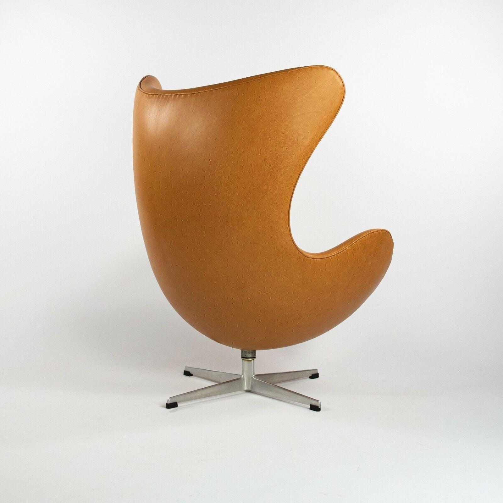 Aluminium 1959 Arne Jacobsen for Fritz Hansen Egg Chair & Ottoman in Tan / Cognac Leather (fauteuil et pouf en cuir) en vente