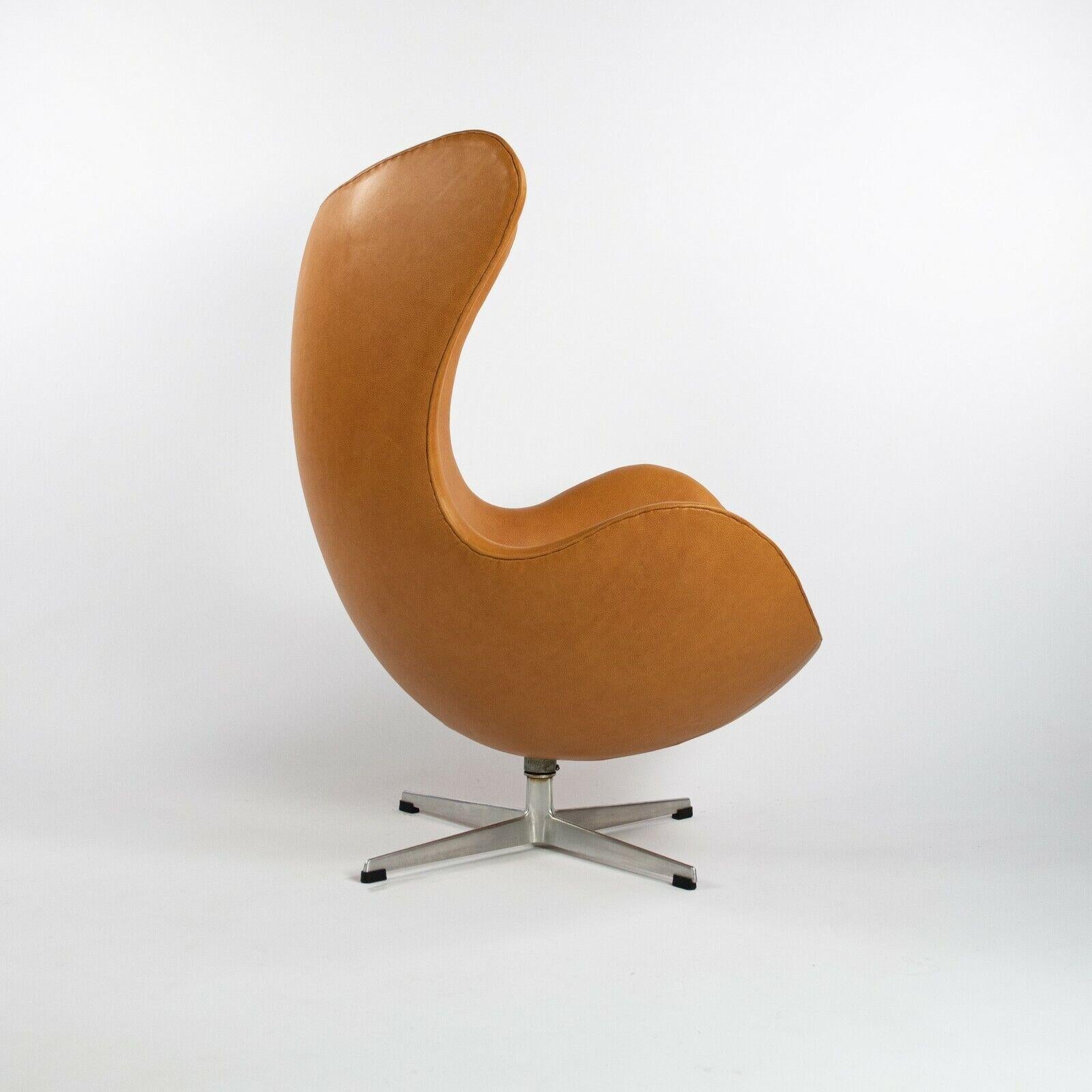 1959 Arne Jacobsen for Fritz Hansen Egg Chair & Ottoman in Tan / Cognac Leather (fauteuil et pouf en cuir) en vente 1