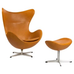 1959 Arne Jacobsen for Fritz Hansen Egg Chair & Ottoman in Tan / Cognac Leather (fauteuil et pouf en cuir)
