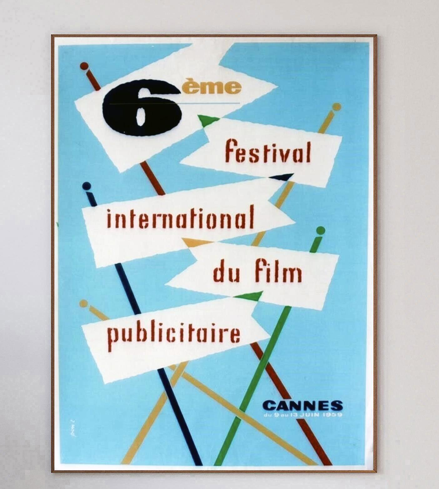 Cette affiche est celle du 6e Festival international du film de Cannes en 1959, qui s'est tenu du 9 au 13 juin à Cannes, en France. Le magnifique design est vibrant de couleurs avec un merveilleux design moderne du milieu du siècle par Pont. Lors du