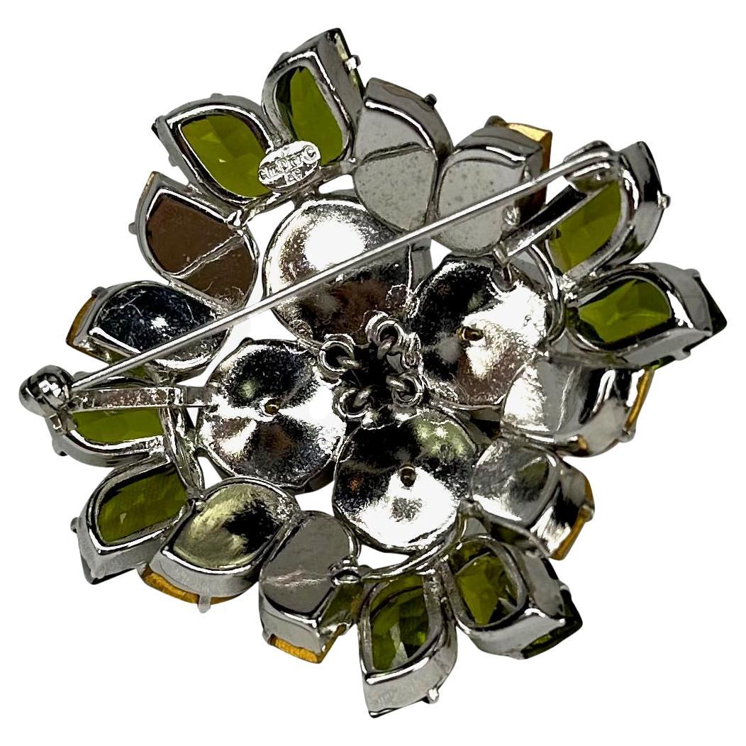 1959 Christian Dior Spilla in costume con perle finte e cristalli verdi In condizioni ottime in vendita a West Hollywood, CA