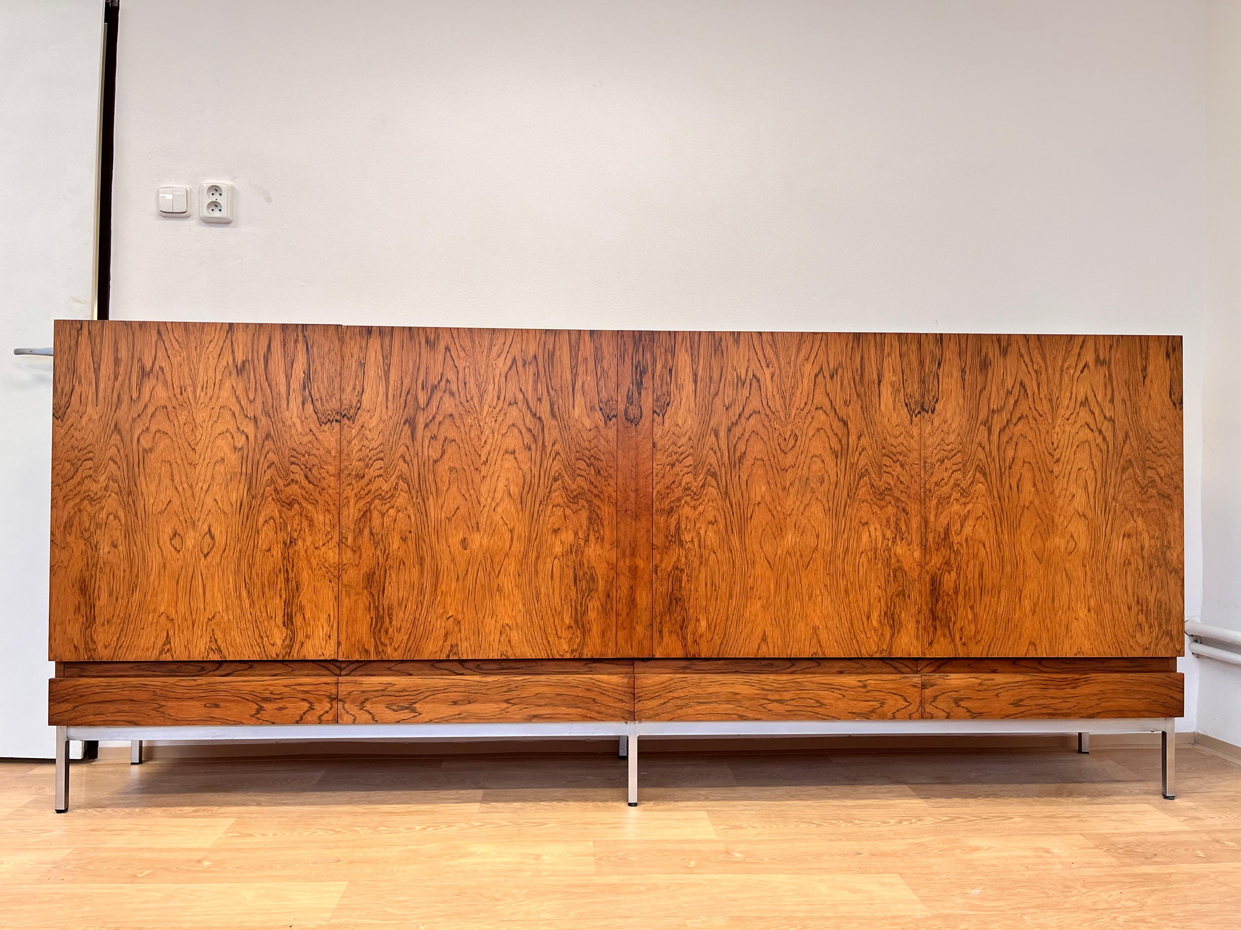 - Rio Rosewood veneer
- very good original condition
- completely cleaned and refreshed !!
- marked by Behr Swiss interior
- inside is covered with a maple veneer with beautiful contrast
- perfect ultra-reductionist mid-century design with no