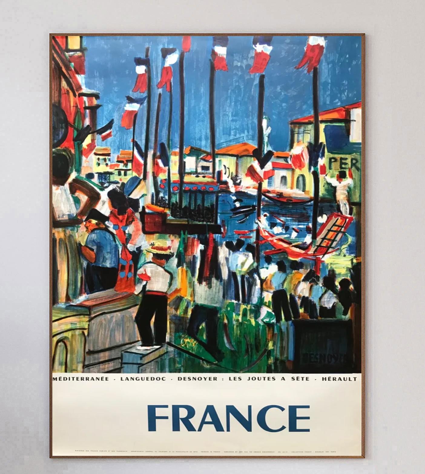 Il s'agit d'une magnifique illustration du peintre français François Desnoyer, qui dépeint les célébrations dans les rues et sur les rivières de France à l'occasion de ce qui est vraisemblablement le jour de la Bastille. Le design vibrant reprend