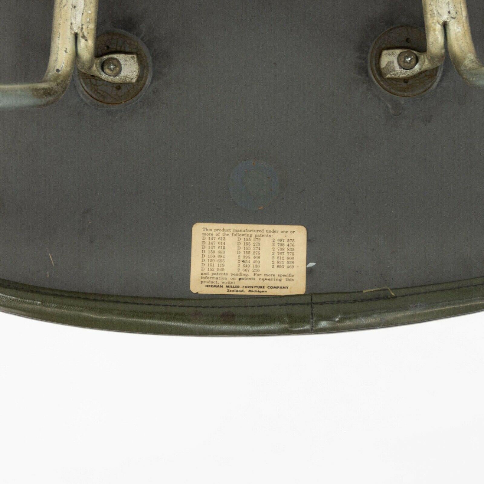 1959 Herman Miller Eames DAX Fiberglass Arm Shell Chair with Green Removable Pad (Chaise à accoudoirs en fibre de verre avec coussin amovible vert) en vente 3