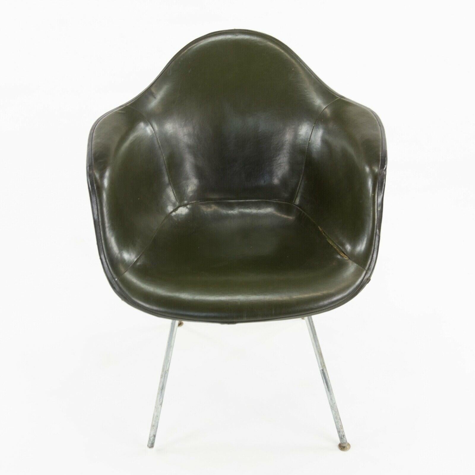 1959 Herman Miller Eames DAX Fiberglass Arm Shell Chair with Green Removable Pad (Chaise à accoudoirs en fibre de verre avec coussin amovible vert) en vente 4
