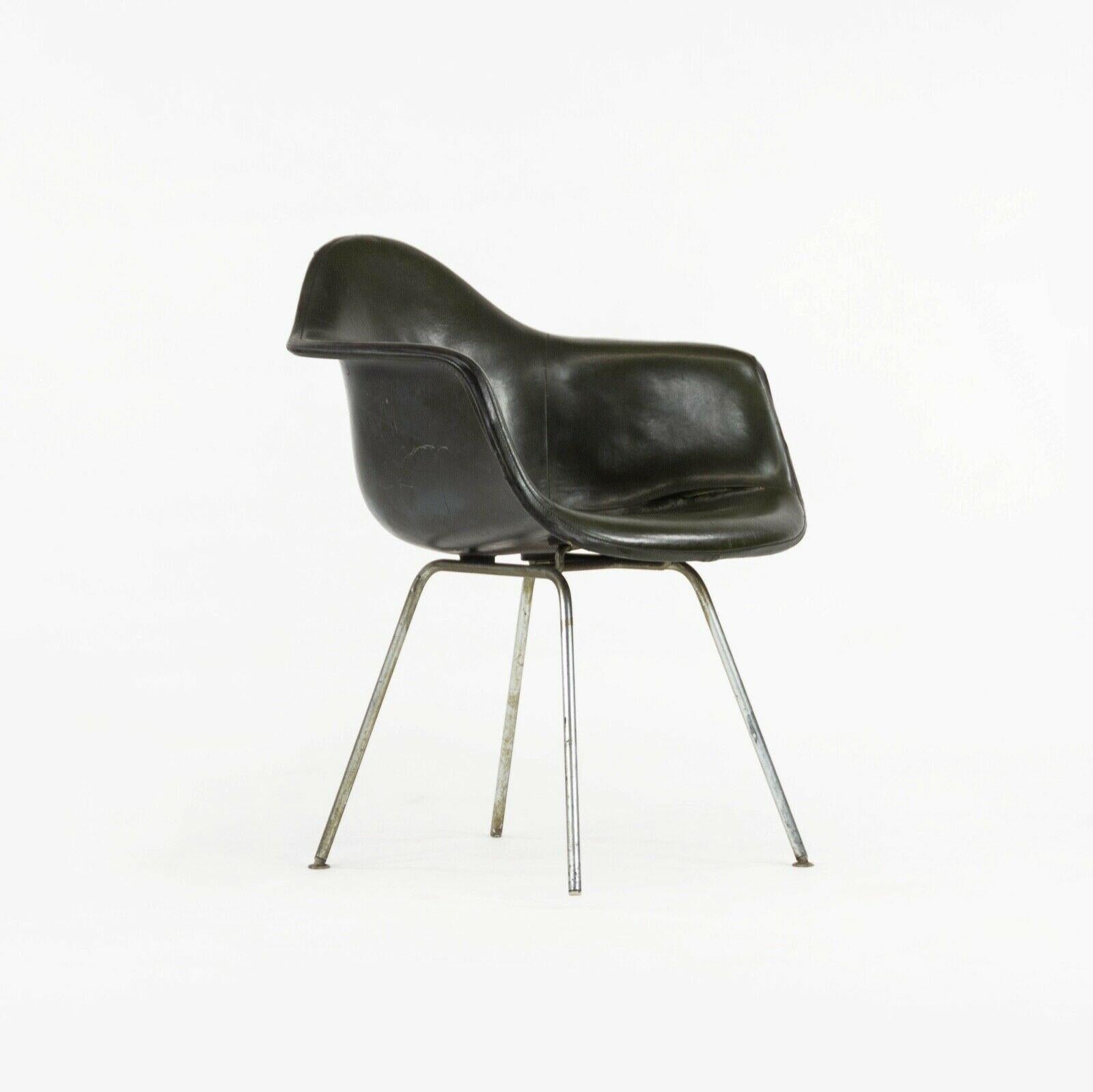 Nous proposons à la vente une chaise de salle à manger / chaise d'appoint Herman Miller Eames DAX datant de 1959, avec un pad amovible en Naugahyde vert foncé d'origine et une coque en fibre de verre (avec dossier peint). Le DAX est un design