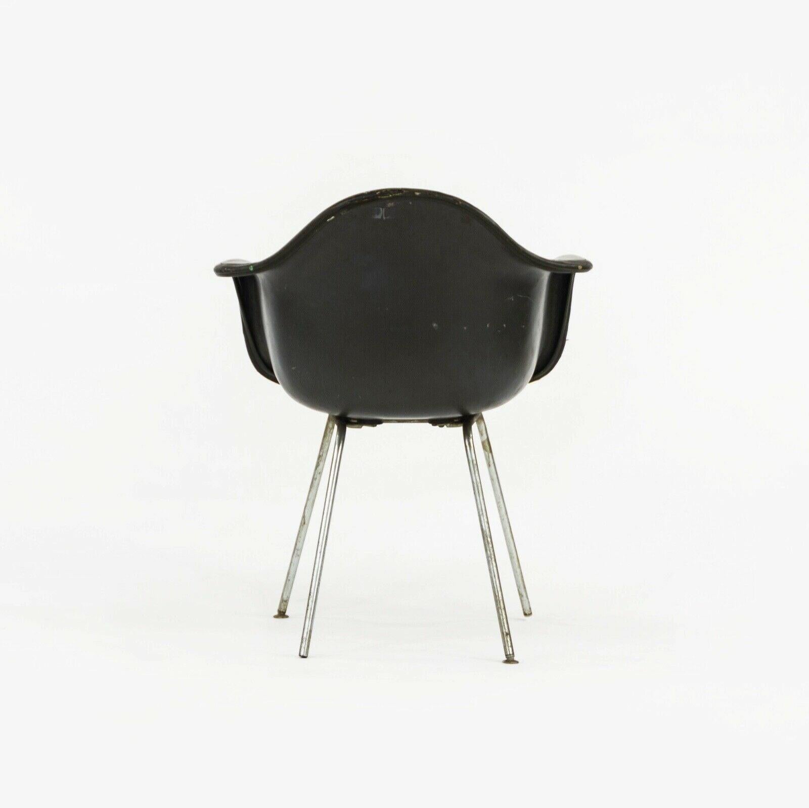 1959 Herman Miller Eames DAX Fiberglass Arm Shell Chair with Green Removable Pad (Chaise à accoudoirs en fibre de verre avec coussin amovible vert) Bon état - En vente à Philadelphia, PA