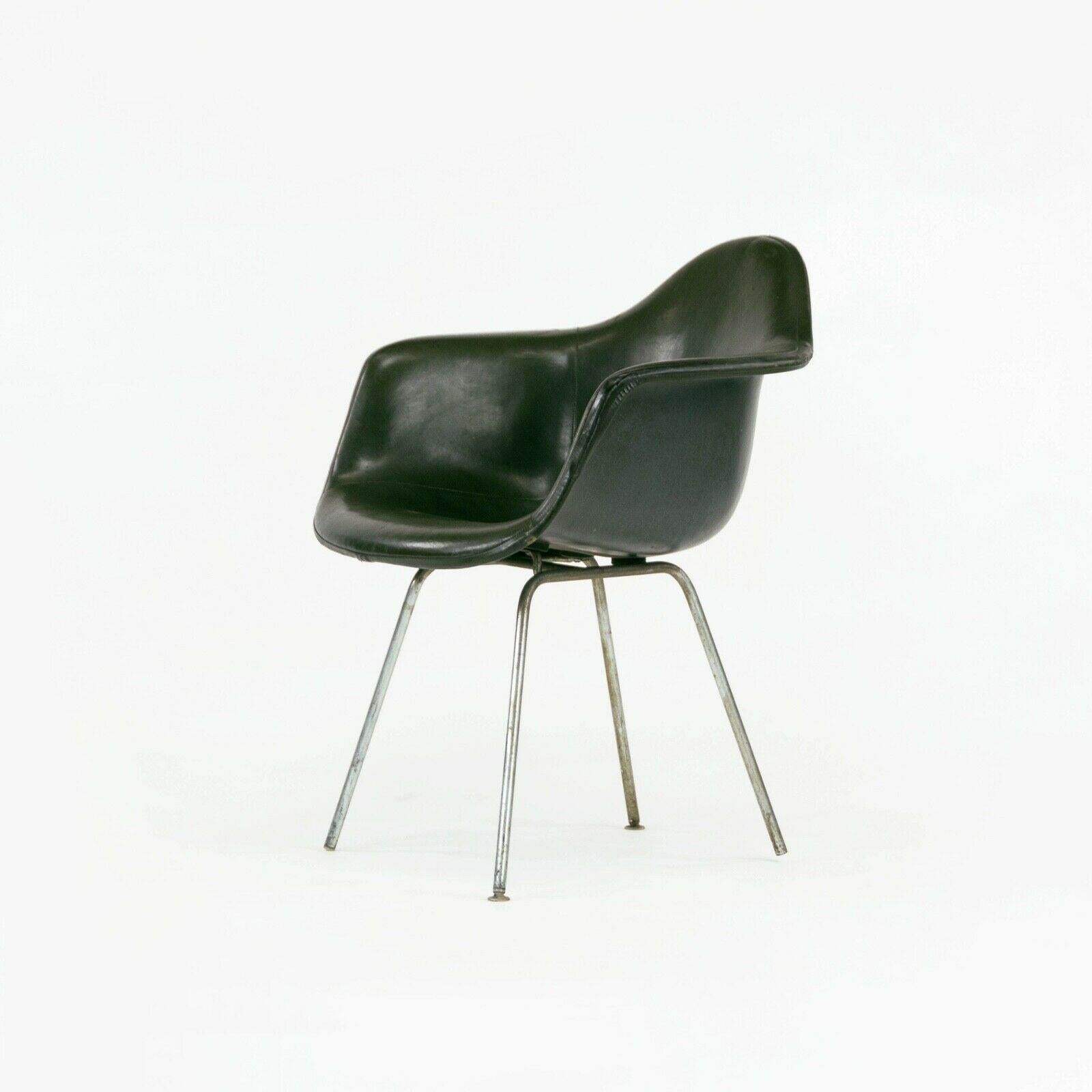 1959 Herman Miller Eames DAX Fiberglass Arm Shell Chair with Green Removable Pad (Chaise à accoudoirs en fibre de verre avec coussin amovible vert) en vente 1