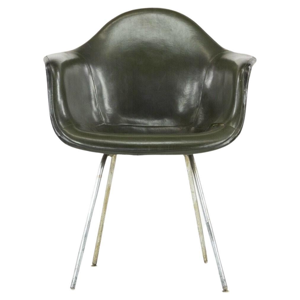 1959 Herman Miller Eames DAX Fiberglass Arm Shell Chair with Green Removable Pad (Chaise à accoudoirs en fibre de verre avec coussin amovible vert) en vente