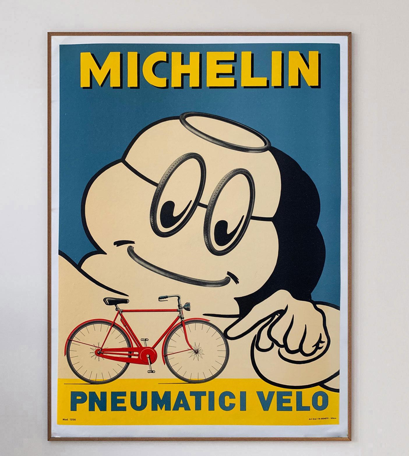 Magnifique affiche imprimée par Verga Printers Milano, cette affiche publicitaire pour les pneus Michelin a été créée en 1959 et représente la mascotte de Michelin, Bibendum, alias Bibendum, poussant une bicyclette de l'époque avec le texte