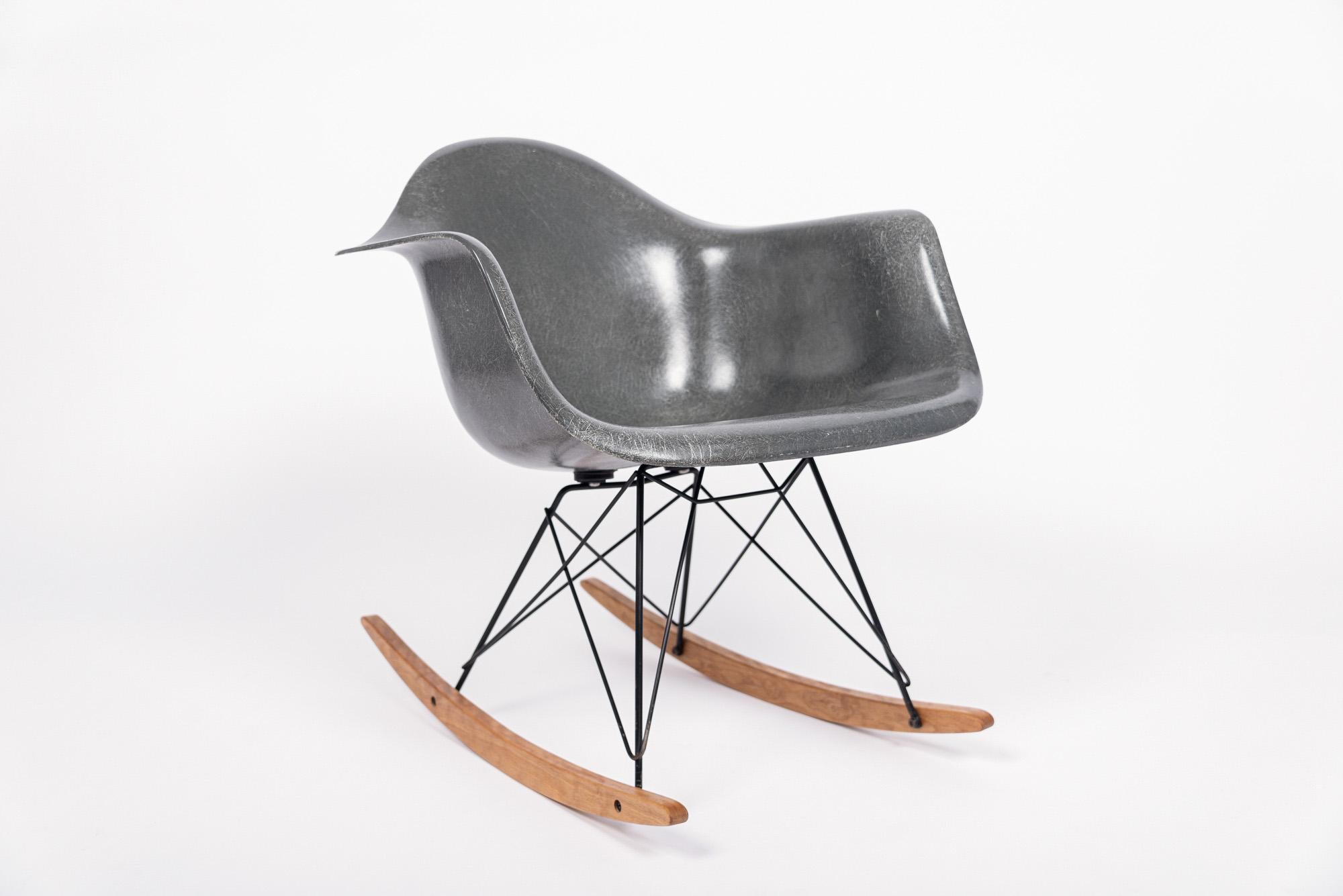 L'emblématique chaise RAR - Rocking (R) Arm (A) Chair on Rod (R) Base - a été conçue par Charles & Ray Eames pour Herman Miller en 1950 et lancée comme l'une des 5 options de base originales pour le nouveau modèle de chaise en fibre de verre. Le RAR