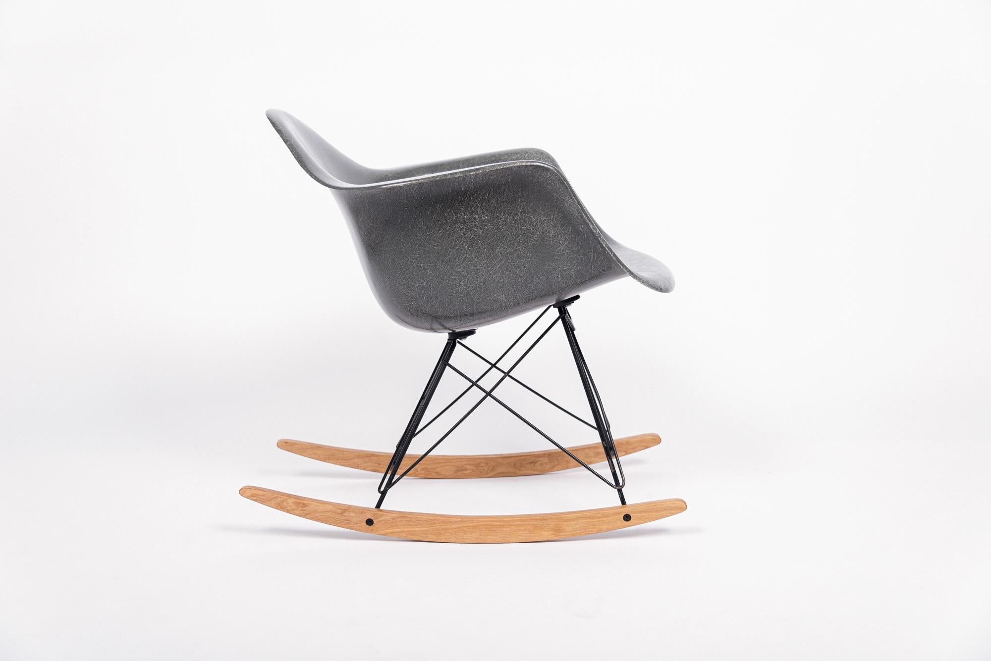 1959 Mid Century RAR Gray Rocking Chair by Eames for Herman Miller In Good Condition For Sale In Detroit, MI