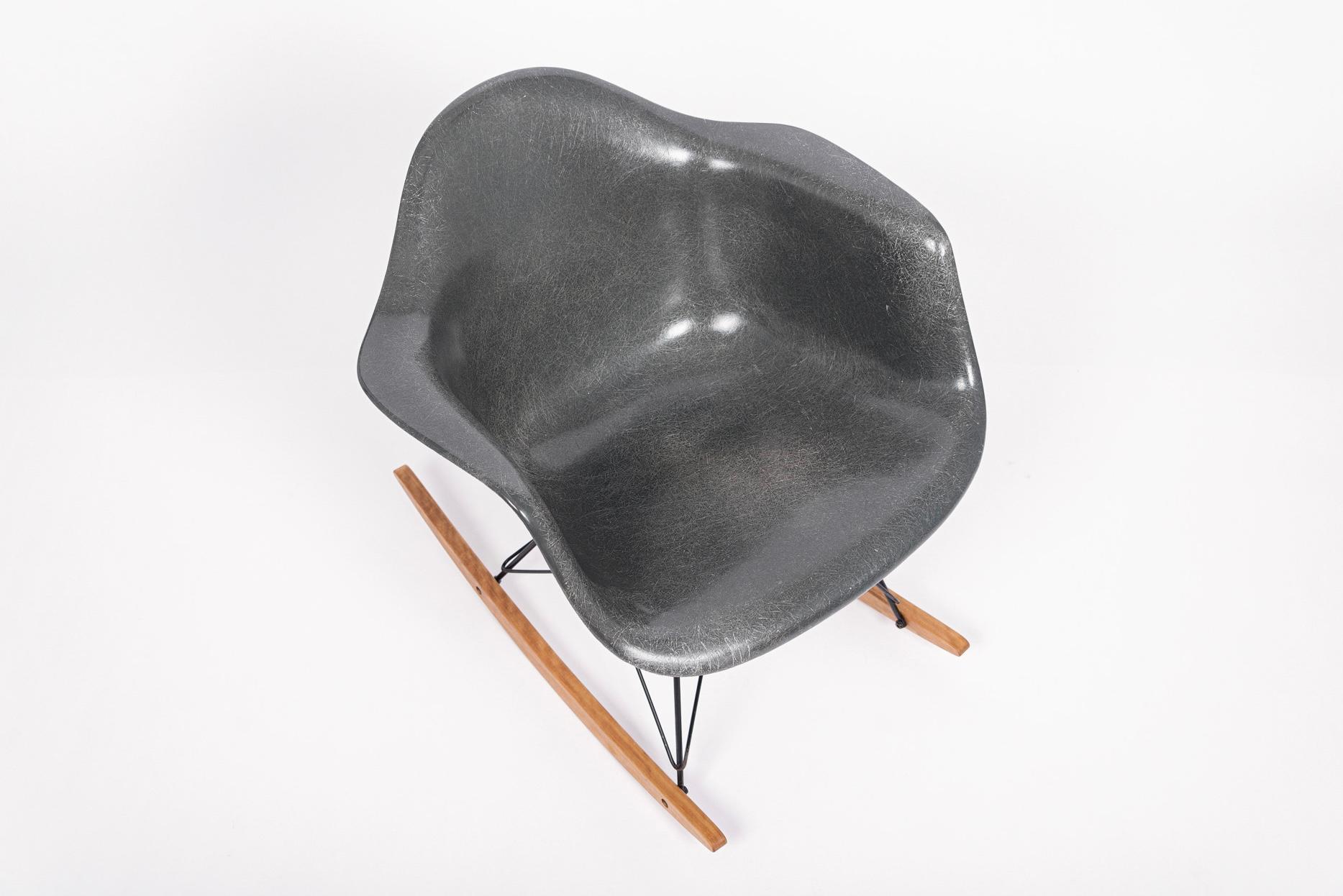Chaise à bascule RAR grise du milieu du siècle dernier par Eames pour Herman Miller, 1959 en vente 1