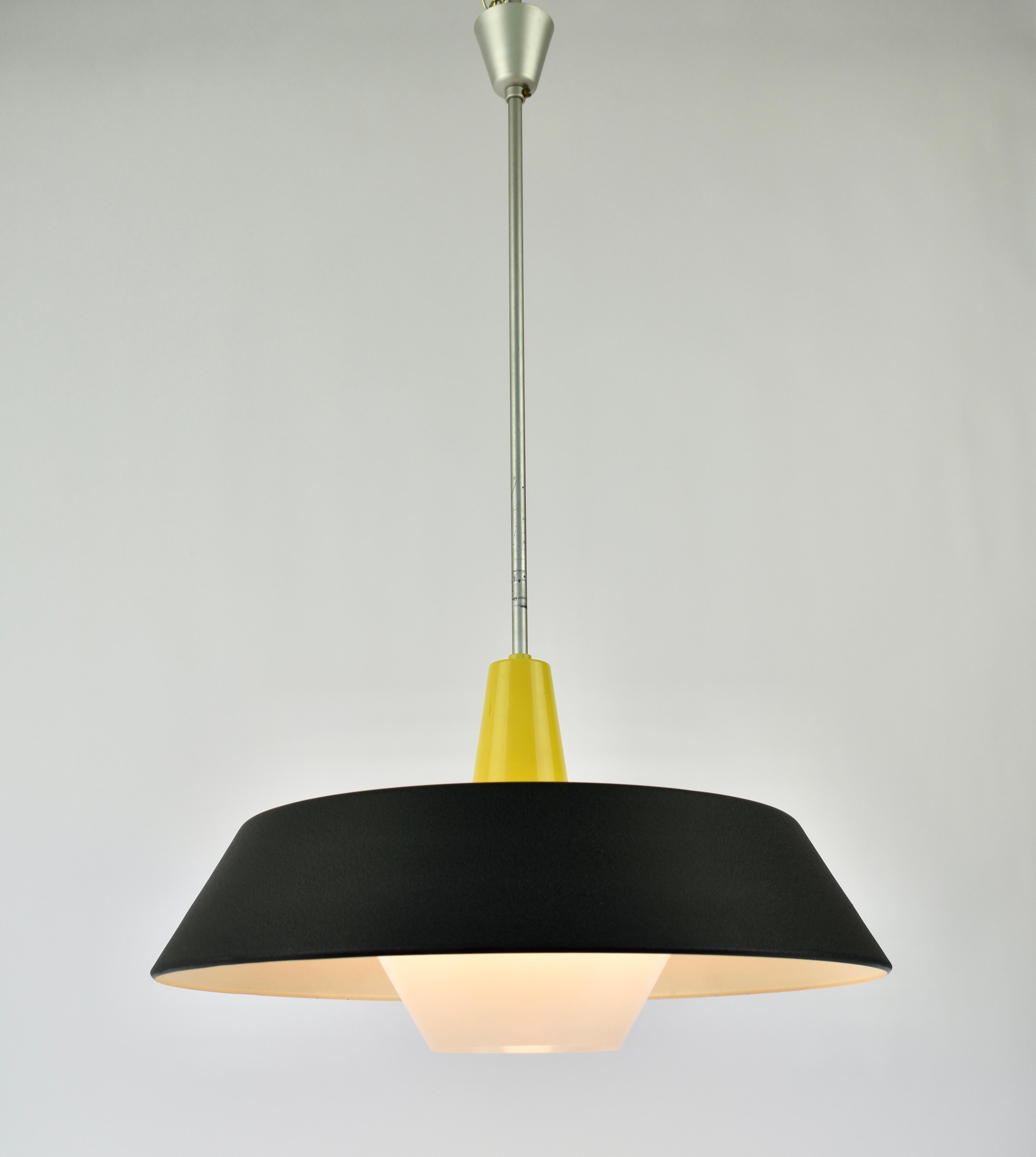 1959 Niek Hiemstra per il ciondolo Model No. 23 di Philips in vendita 3