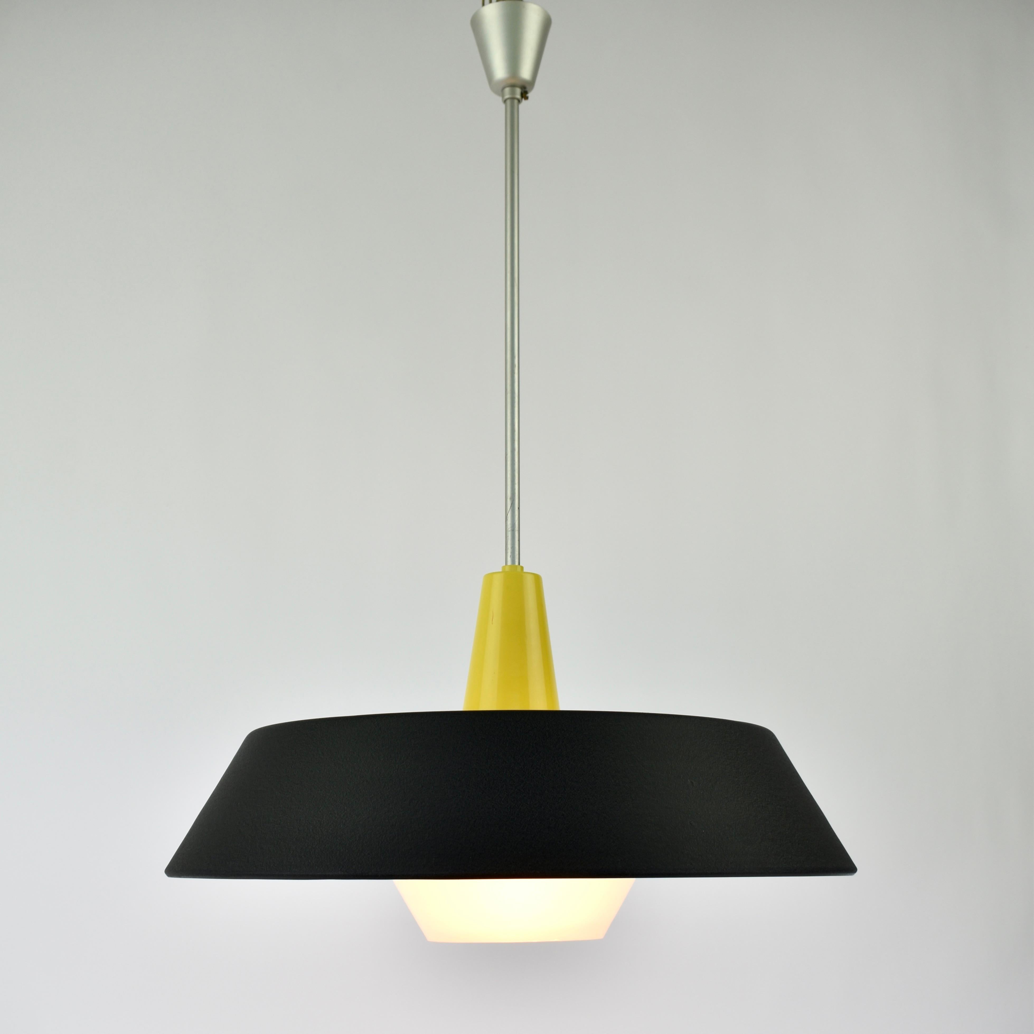 1959 Niek Hiemstra per il ciondolo Model No. 23 di Philips in vendita 4