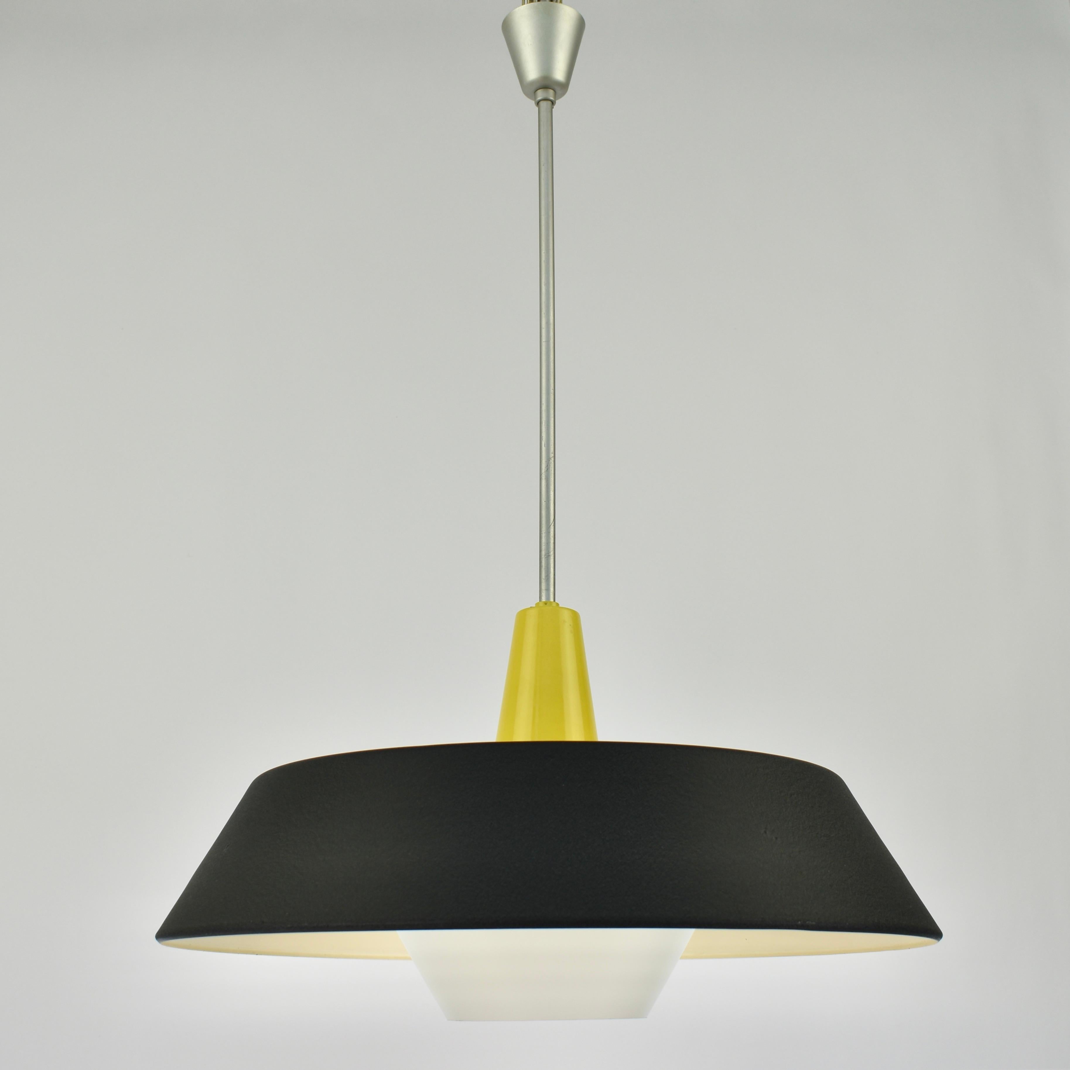 Mid-Century moderno 1959 Niek Hiemstra per il ciondolo Model No. 23 di Philips in vendita