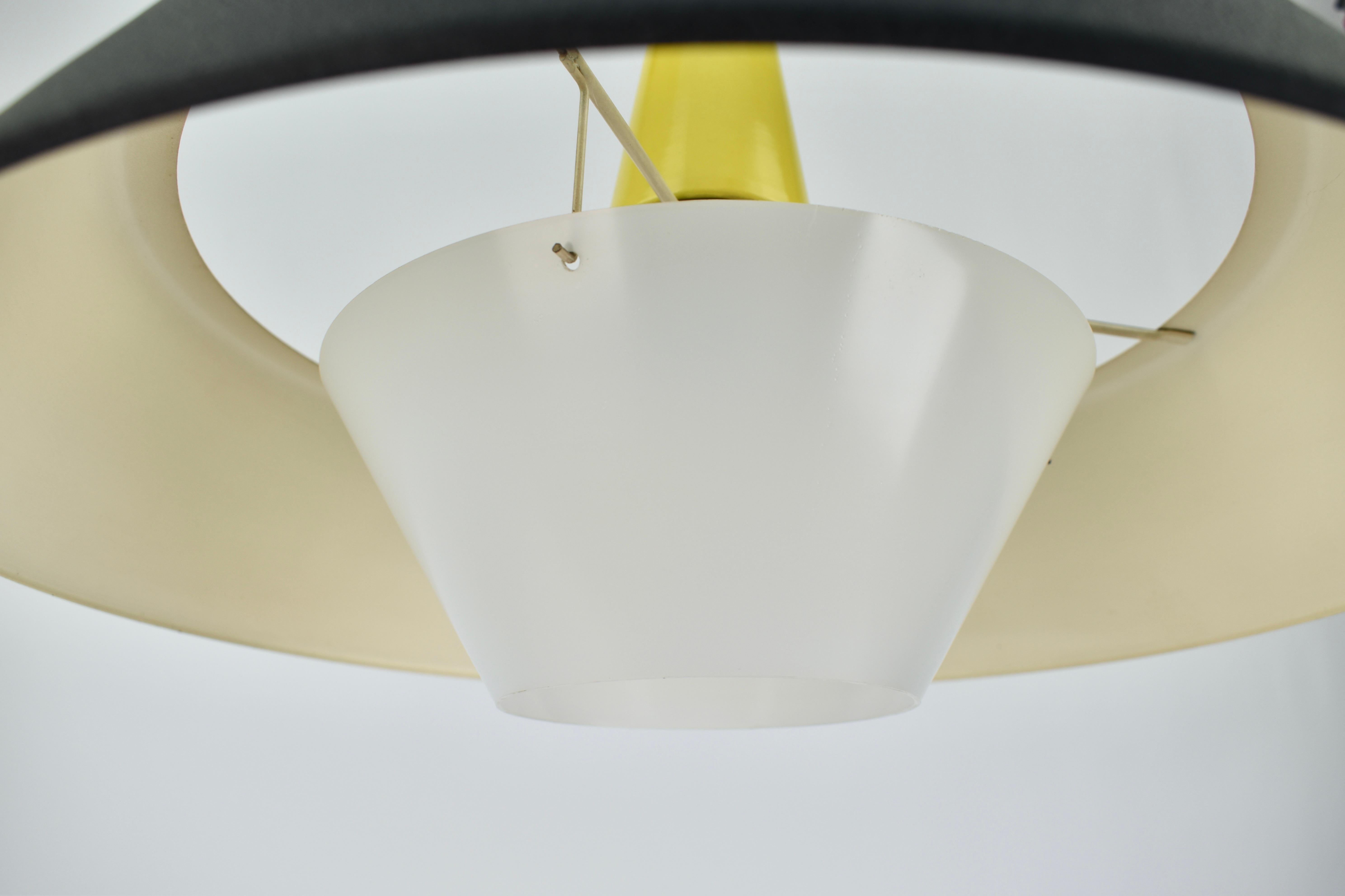 Metà XX secolo 1959 Niek Hiemstra per il ciondolo Model No. 23 di Philips in vendita