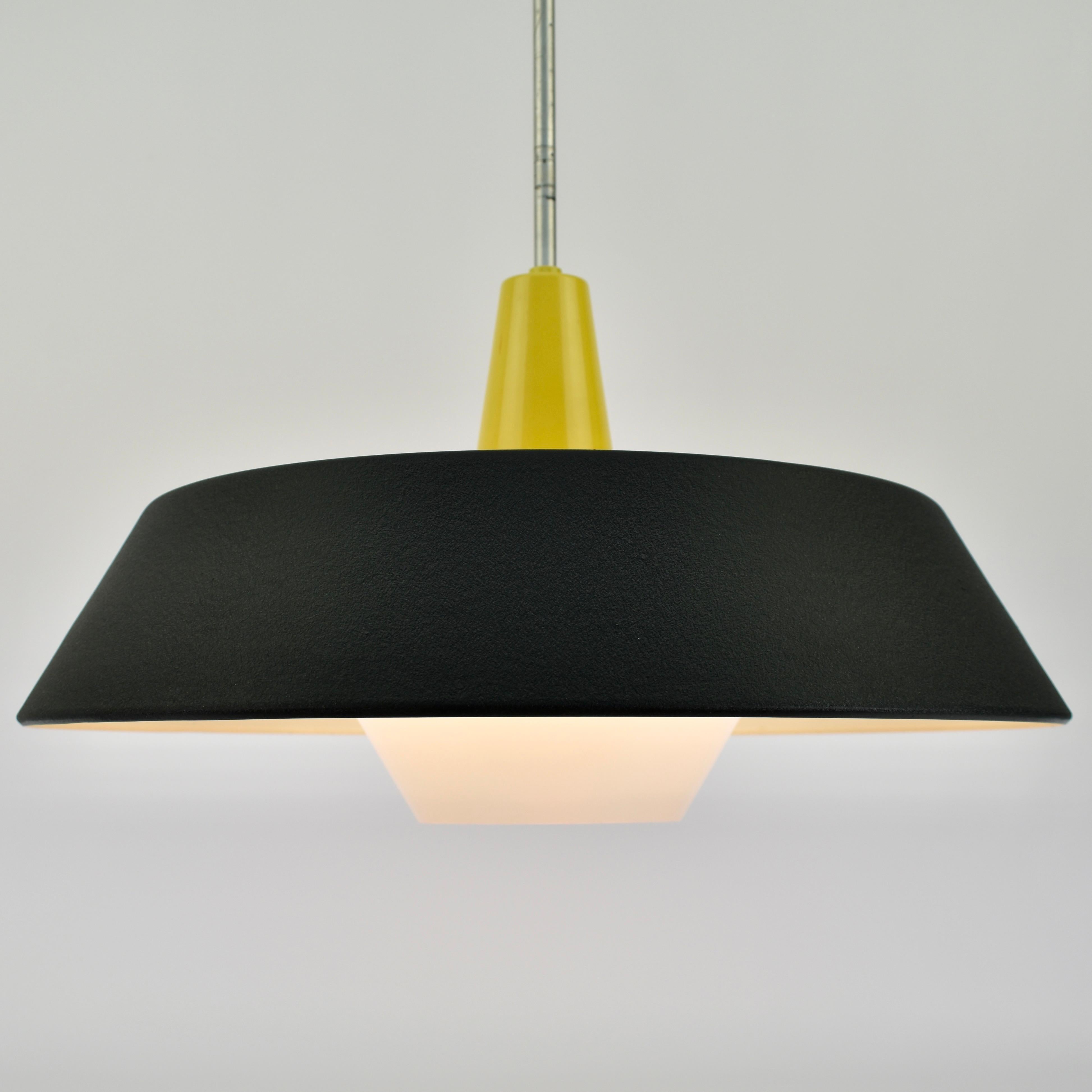 1959 Niek Hiemstra per il ciondolo Model No. 23 di Philips in vendita 2