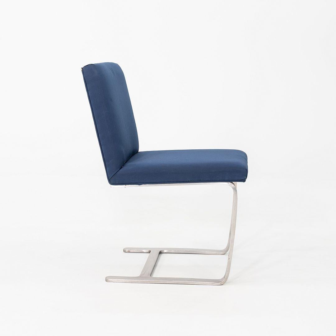 Se trata de una importante pareja de sillas sin brazos Custom Brno, diseñadas inicialmente por Mies van der Rohe en 1929. Estos raros ejemplares fueron fabricados en EE.UU. por Treitel Gratz en 1959 para el restaurante Four Seasons de Nueva York. El