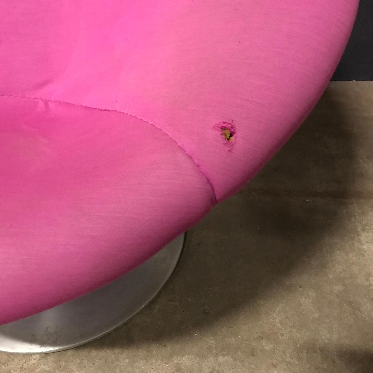 1959, Pierre Paulin for Artifort, Early Globe Chair in Pink Fabric For Sale 4