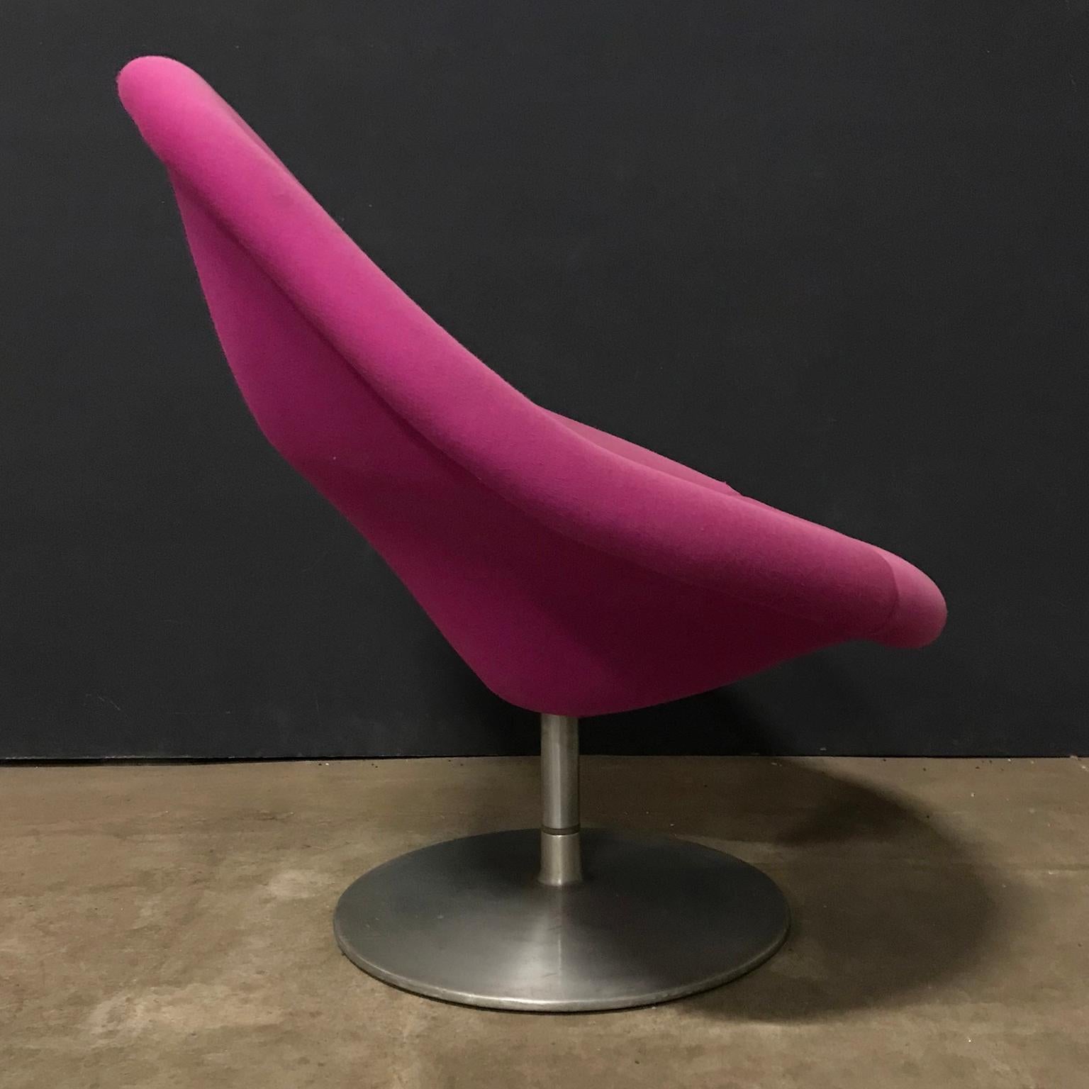 Dutch 1959, Pierre Paulin for Artifort, Early Globe Chair in Pink Fabric For Sale
