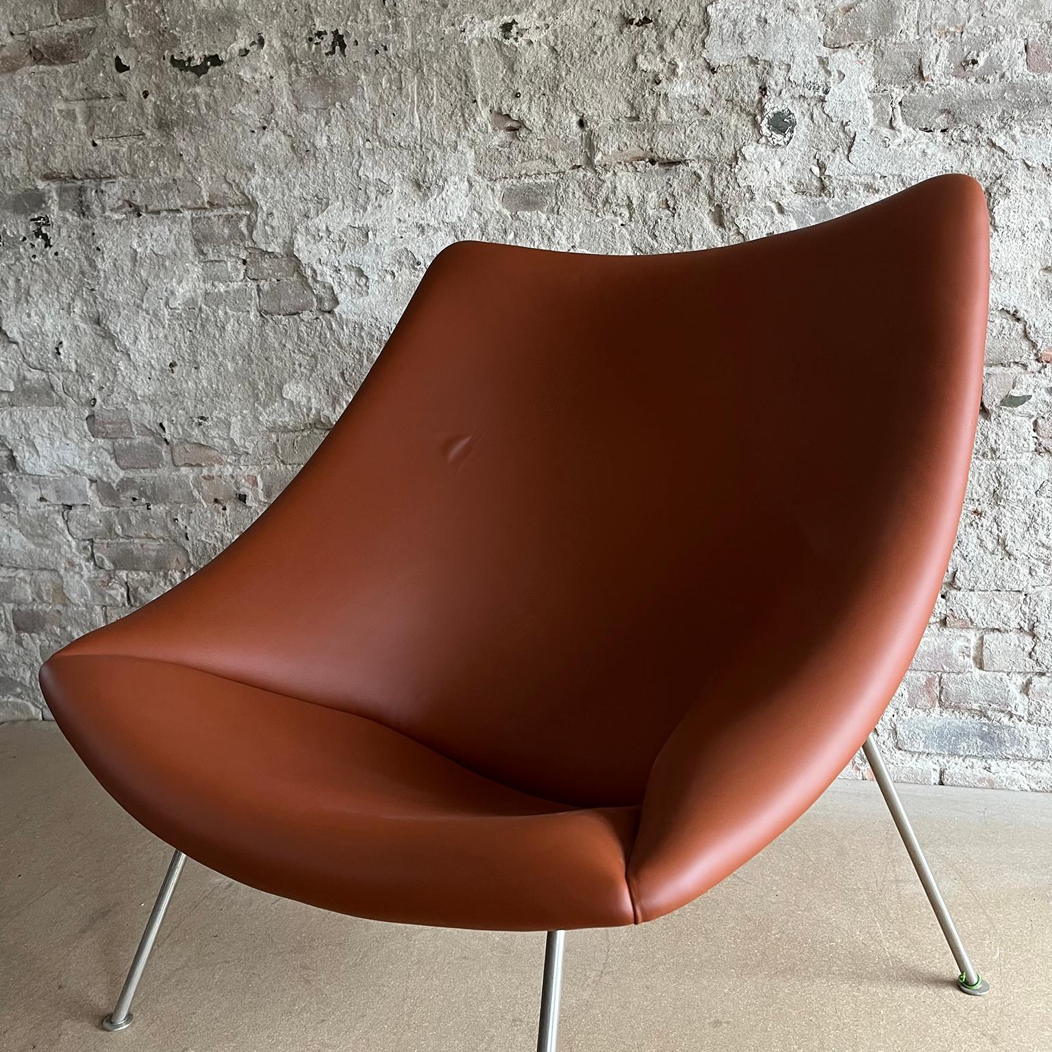 1959, Pierre Paulin, Large Early Oyster, Easy Chair F157 in Brown Leather For Sale 1