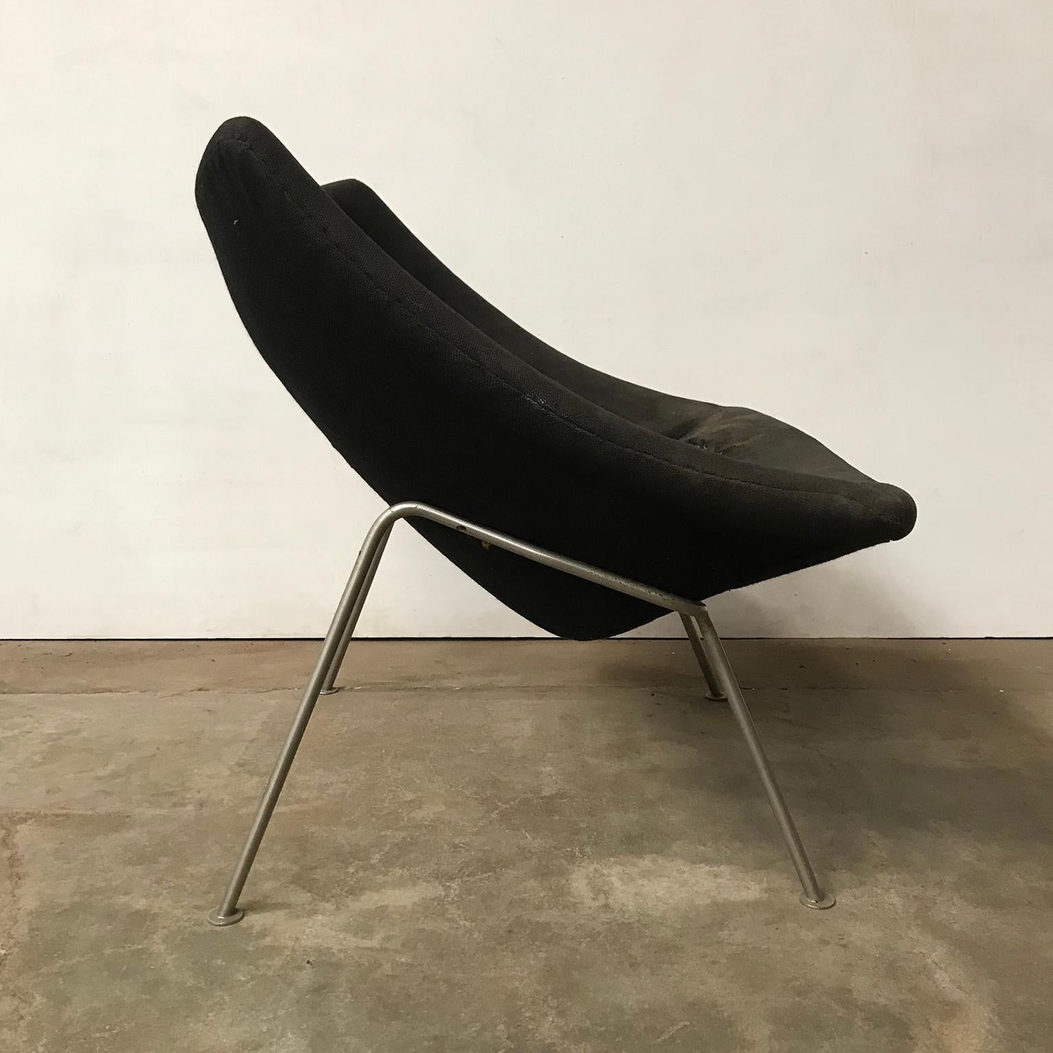 Original early chairs are not chromed. The chrome version is always a recent production.

This Oyster in black upholstery. The chair is not assembled, because screws are missing. The shell needs some restoration like re-upholstery because of the