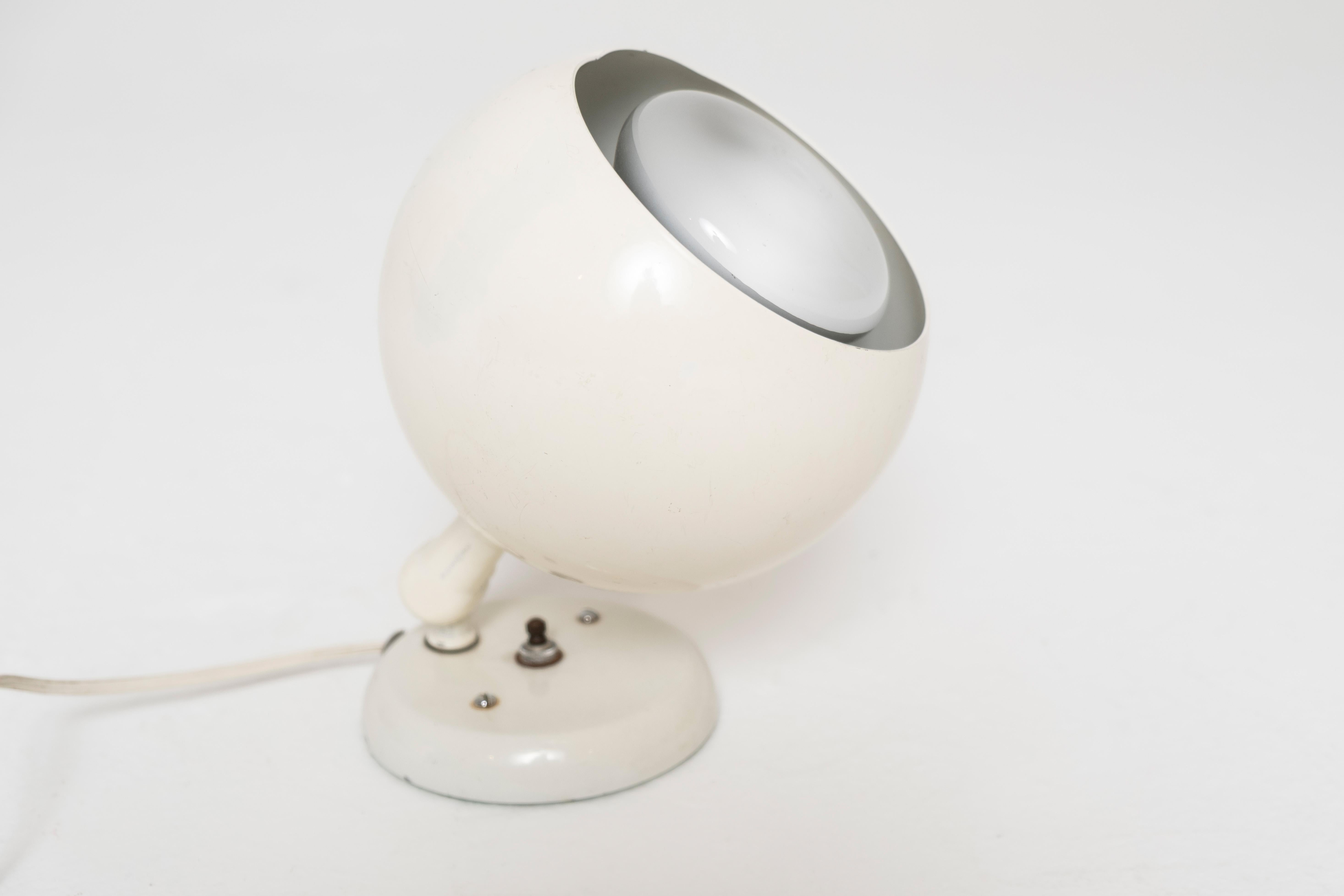American 1959 Remkraft White Orb Table Lamp with Adjustable Swivel Base, USA For Sale