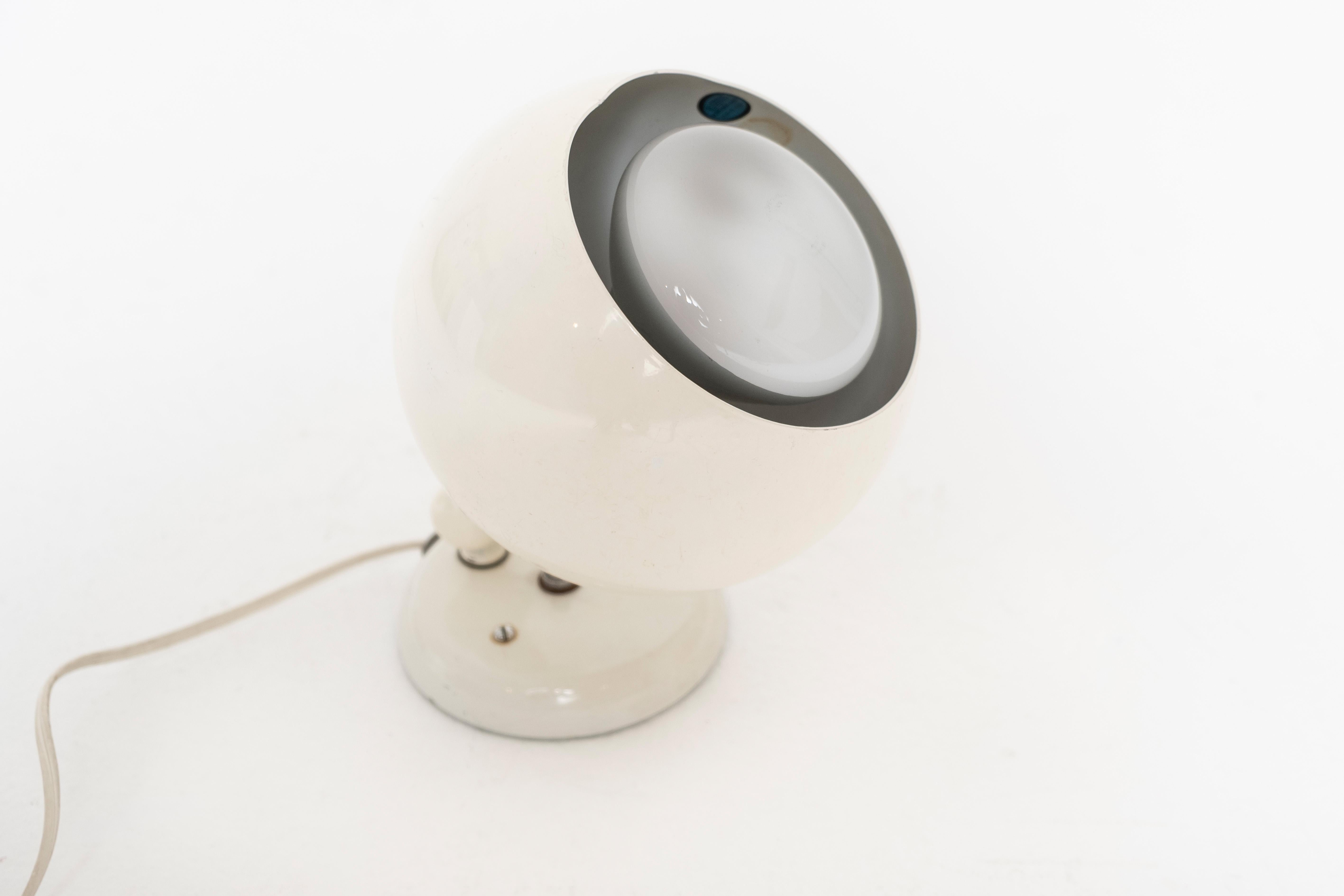 1959 Remkraft White Orb Table Lamp with Adjustable Swivel Base, USA In Good Condition For Sale In Los Angeles, CA