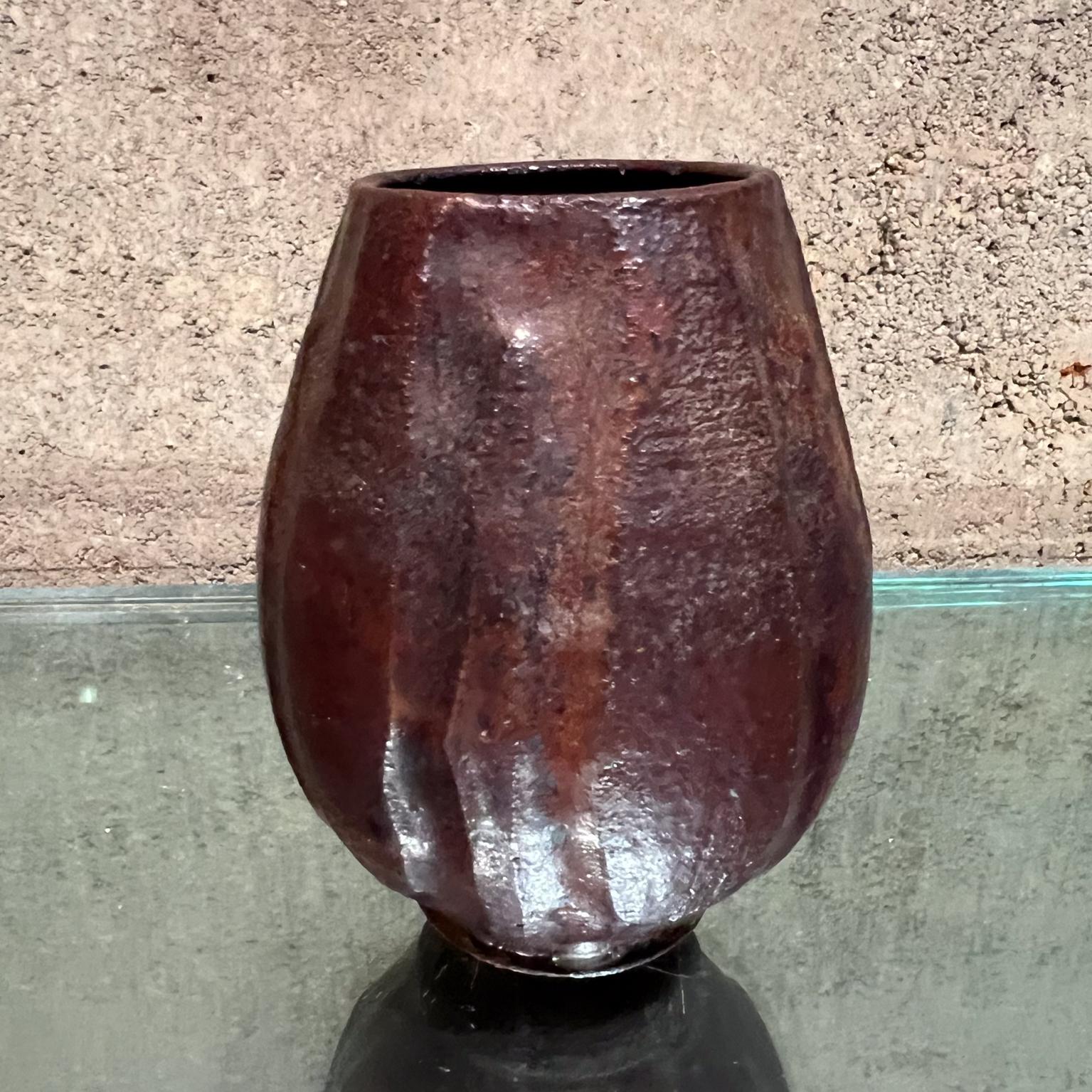 Midcentury Art Pottery Stoneware Vase Architectural Art California
style of David Cressy or Robert Maxwell.
Small vase in Brown
signed Corral 59
4.5 h x 4 diameter
Original vintage condition
Refer to images.