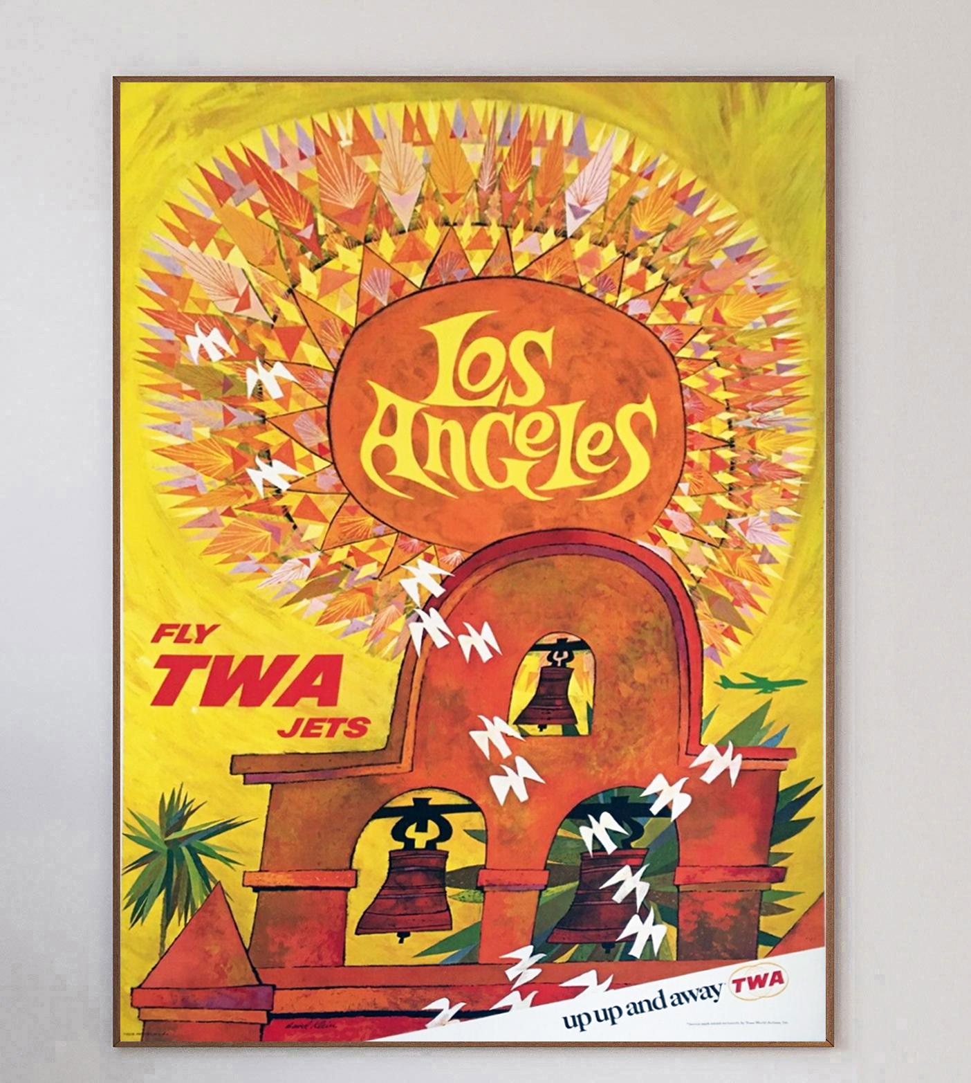 Cette affiche a été créée en 1959 pour la Trans World Airlines d'Howard Hughes afin de promouvoir ses liaisons avec Los Angeles, en Californie. Illustré par l'influent artiste américain David Klein, ce motif présente une vue merveilleusement