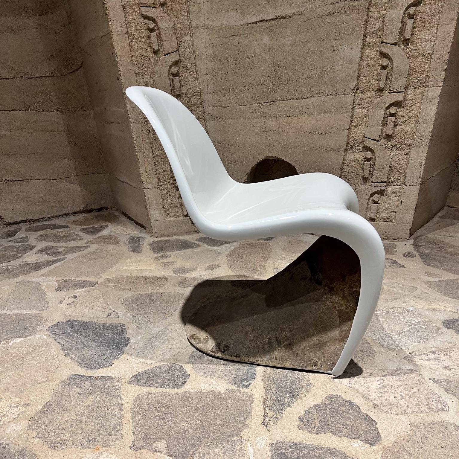 For your consideration, S Chair
Vintage modern at its finest iconic S chair designed by Verner Panton for Herman Miller.
Designed in 1959. Production 1960s. Unmarked.
Note fiberglass exposed. Vintage wear present. The finish has been