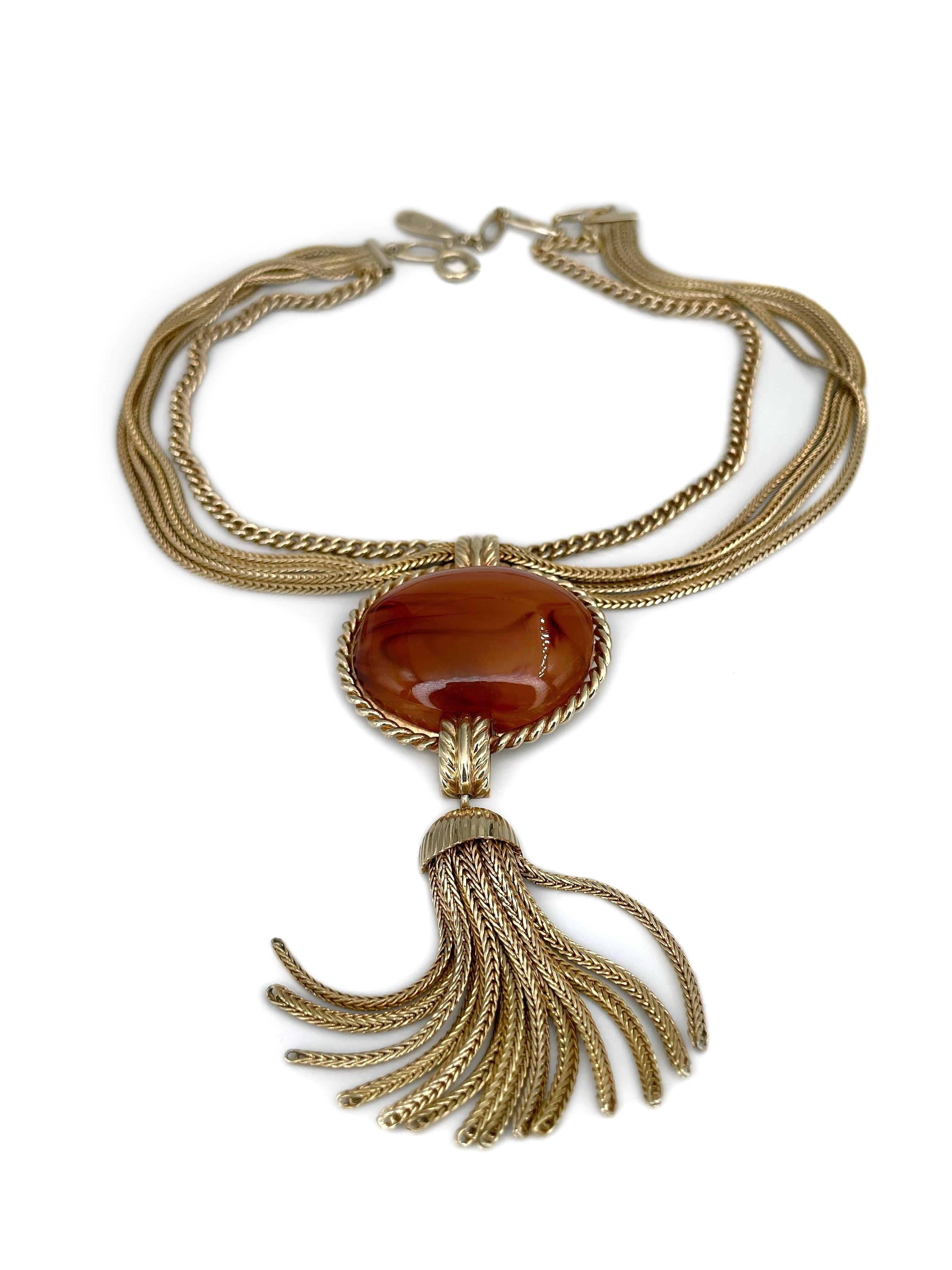 Dies ist ein goldfarbenes Collier mit Quasten, das in den 1950er Jahren von Christian Dior entworfen wurde. Dieses Stück ist vergoldet und mit braunem, ovalem Harz verziert.

Unterschrieben: 