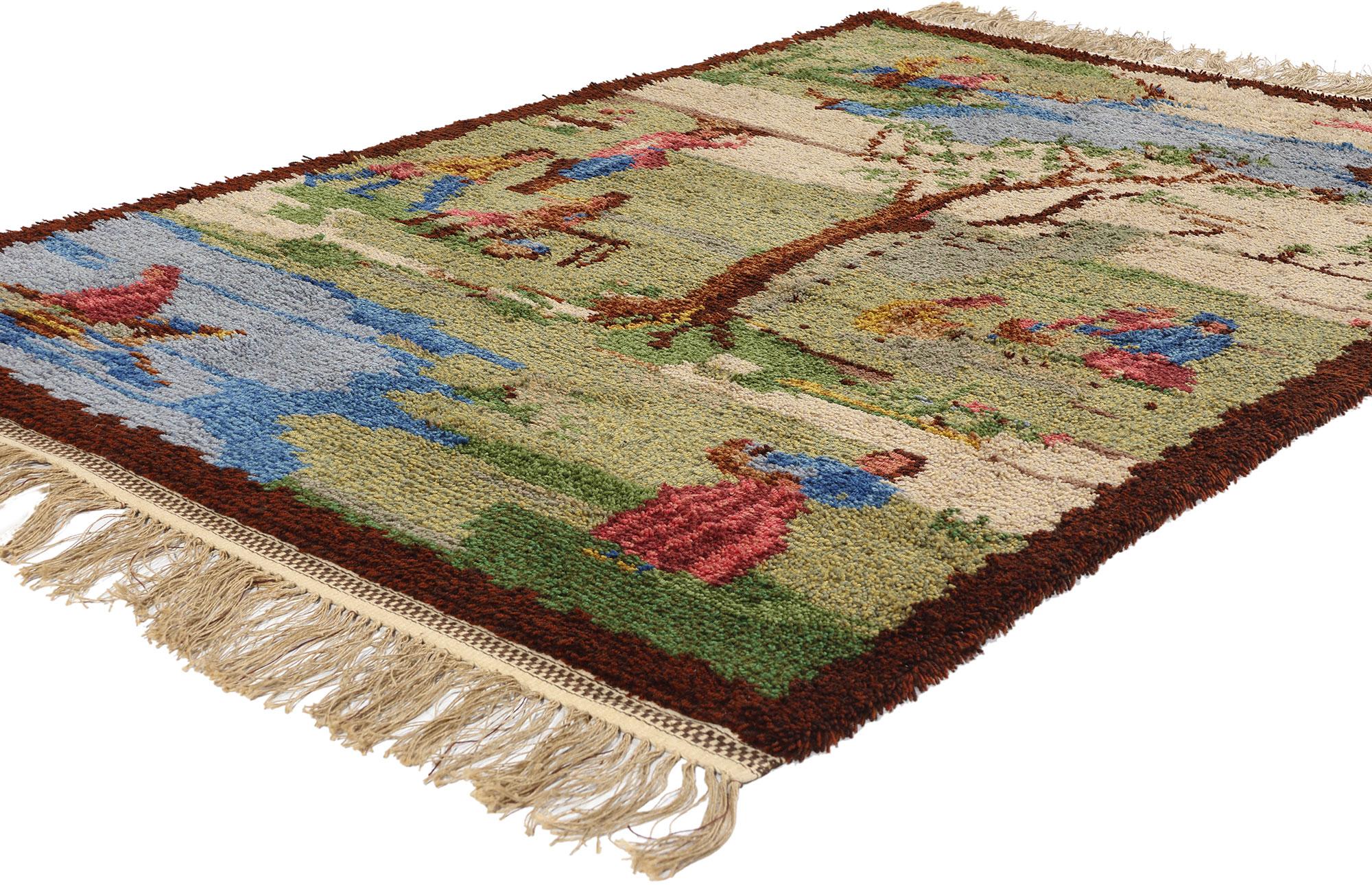 78827 Vintage Swedish Pictorial Rya Rug, 04'06 x 06'11. Dieser schwedische Rya-Teppich im Vintage-Stil, der etwa 4x7 Fuß misst, zeigt eine charmante und detaillierte Sommerlandschaft. Der Teppich zeigt verschiedene pastorale Szenen, darunter ein