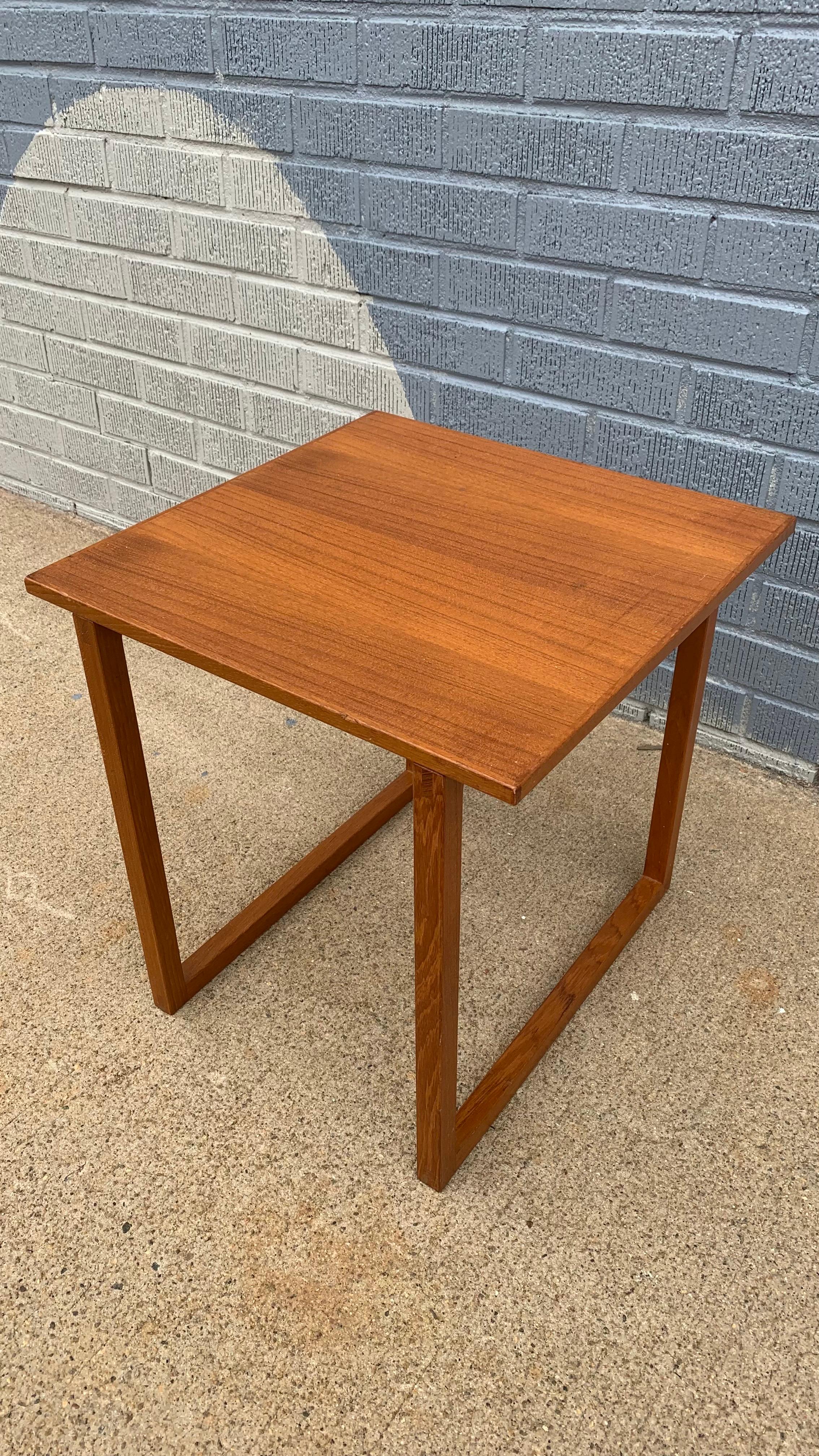 Table à goûter en teck vintage 1959
Cette table à goûter intemporelle en teck de 1959 incarne les lignes épurées et la fonctionnalité qui ont défini le design moderne du milieu du siècle dernier. Fabriquée en teck aux tons chauds et riches, la table