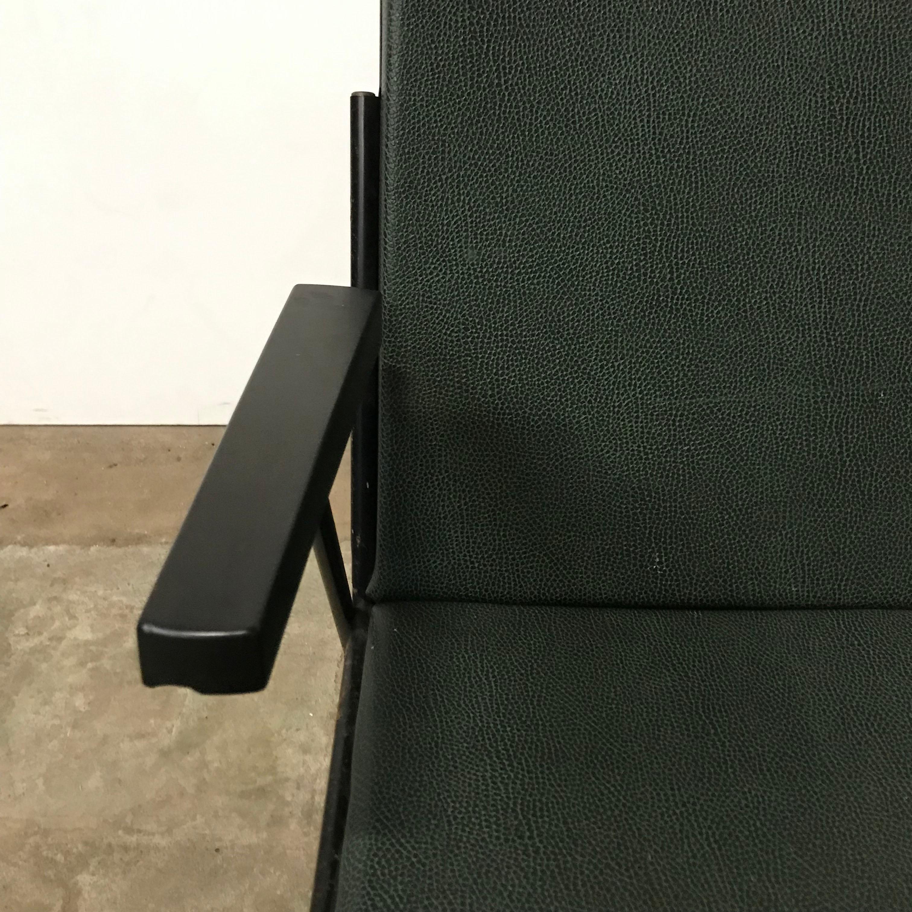 1959, Wim Rietveld for Ahrend de Cirkel, Oase Chair Original Green Leatherette  For Sale 7