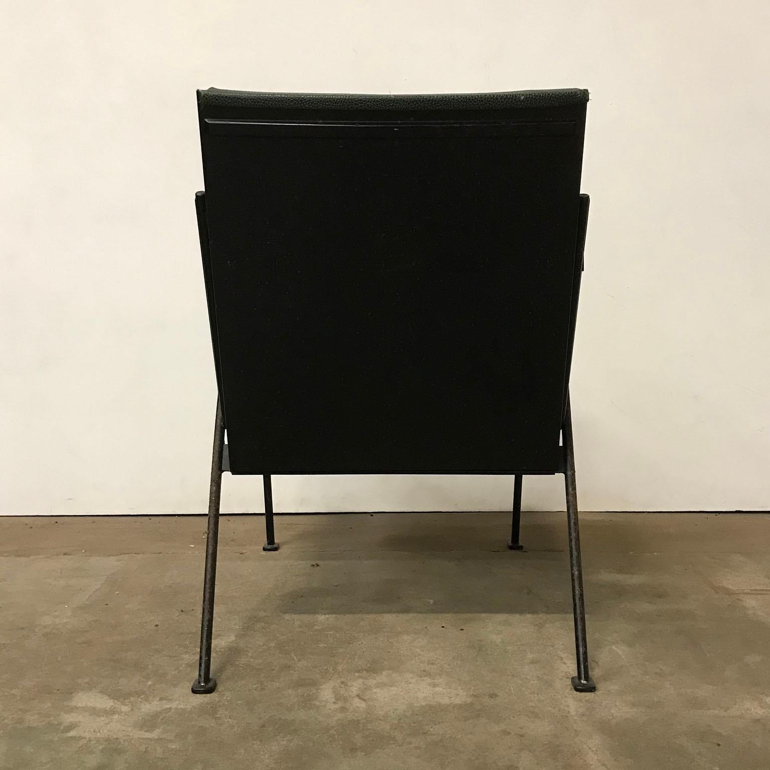 1959, Wim Rietveld for Ahrend de Cirkel, Oase Chair Original Green Leatherette  In Good Condition For Sale In Amsterdam IJMuiden, NL