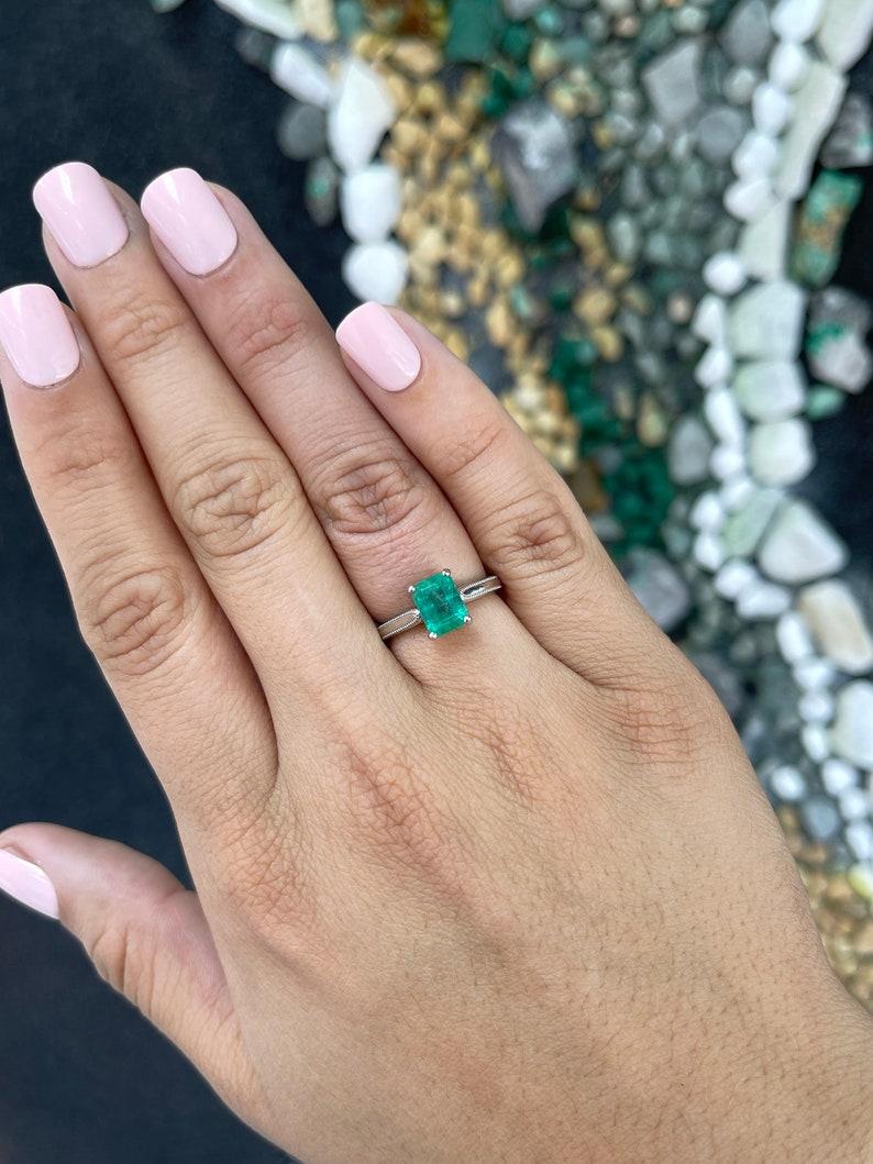 Women's 1.95ct 14K Natural Emerald Solitaire Engagement Ring  White Gold For Sale