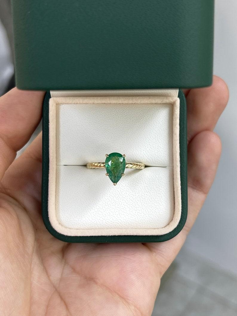 Modern 1.95ct 14K Pear Cut Emerald Solitaire Ring - Lush Green Twisted Band Yellow Gold For Sale