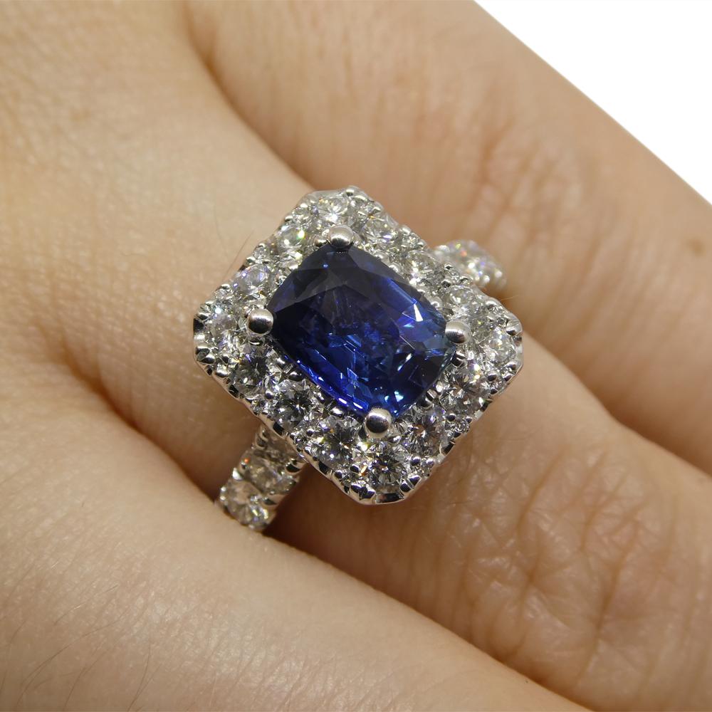 Contemporain Bague de fiançailles/de statut en or blanc 18 carats avec saphir bleu de 1,95 carat et diamants en vente