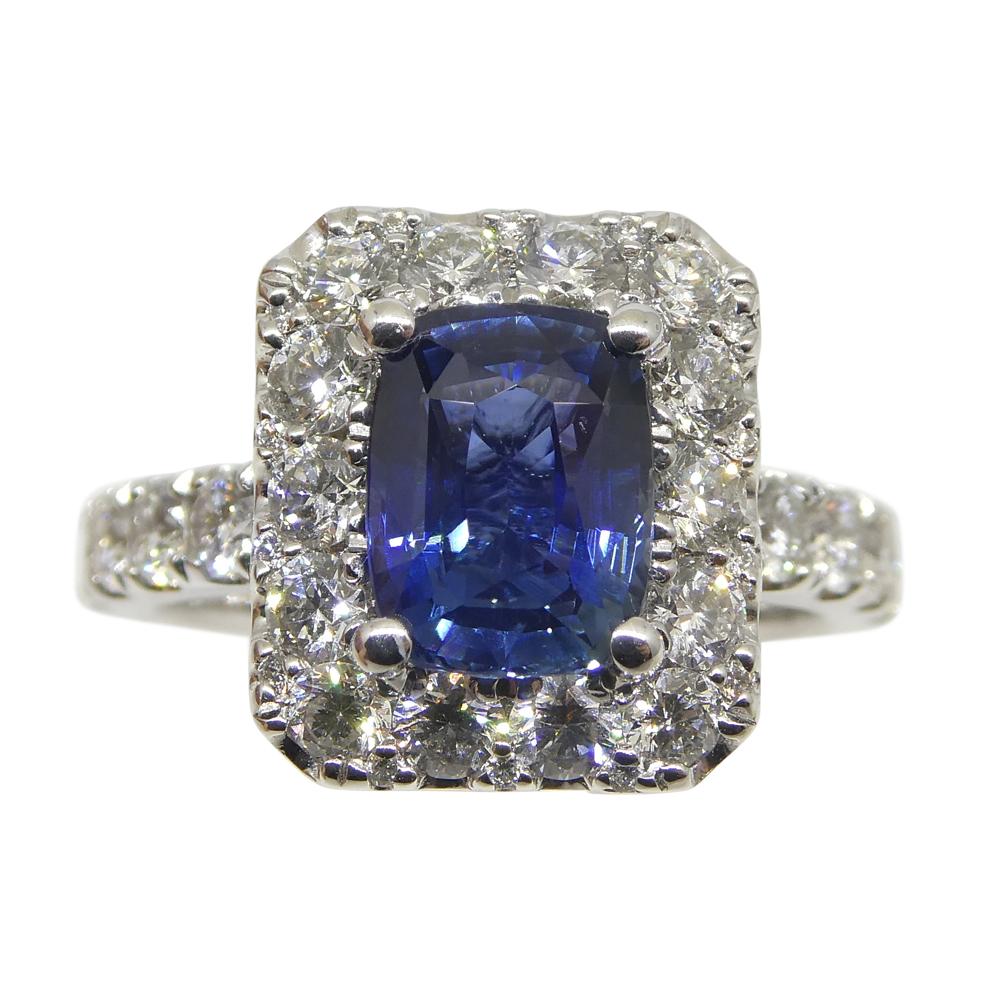 Taille coussin Bague de fiançailles/de statut en or blanc 18 carats avec saphir bleu de 1,95 carat et diamants en vente
